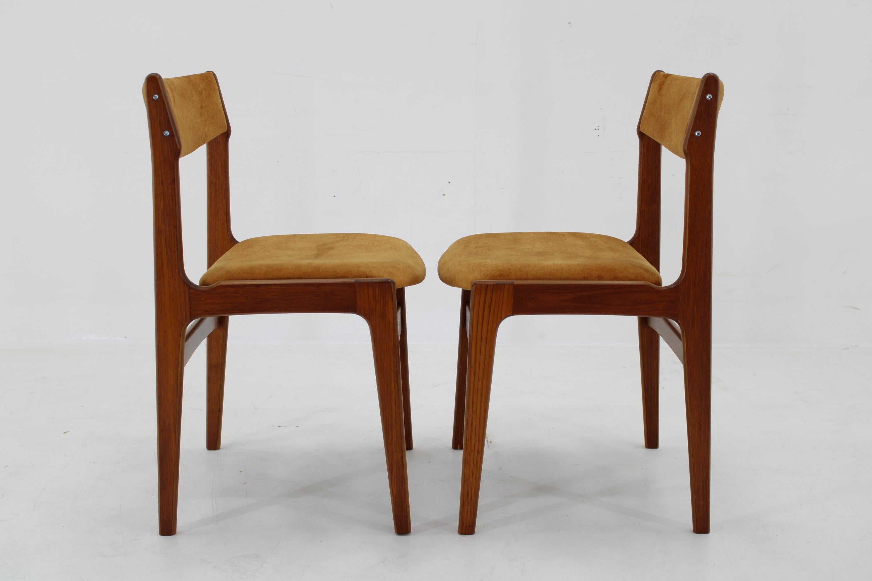 Tessuto Coppia di sedie da pranzo danesi in teak degli anni '60, restaurate in vendita