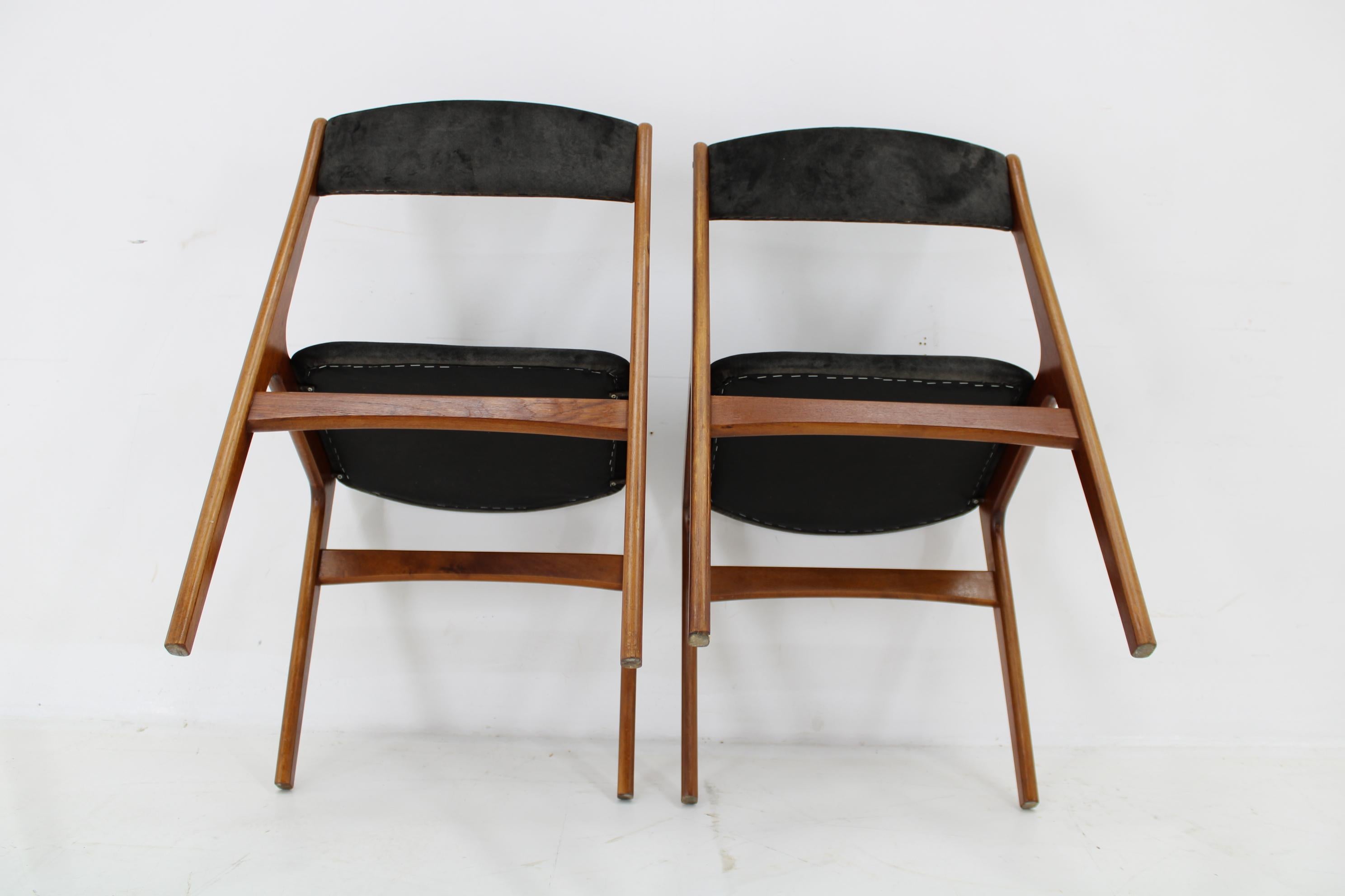 1960er Jahre Paar dänische Teak-Esszimmerstühle, restauriert (Stoff) im Angebot
