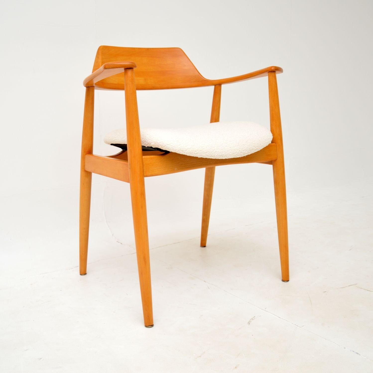 Paire de fauteuils danois vintage en bois de cerisier des années 1960 Bon état - En vente à London, GB