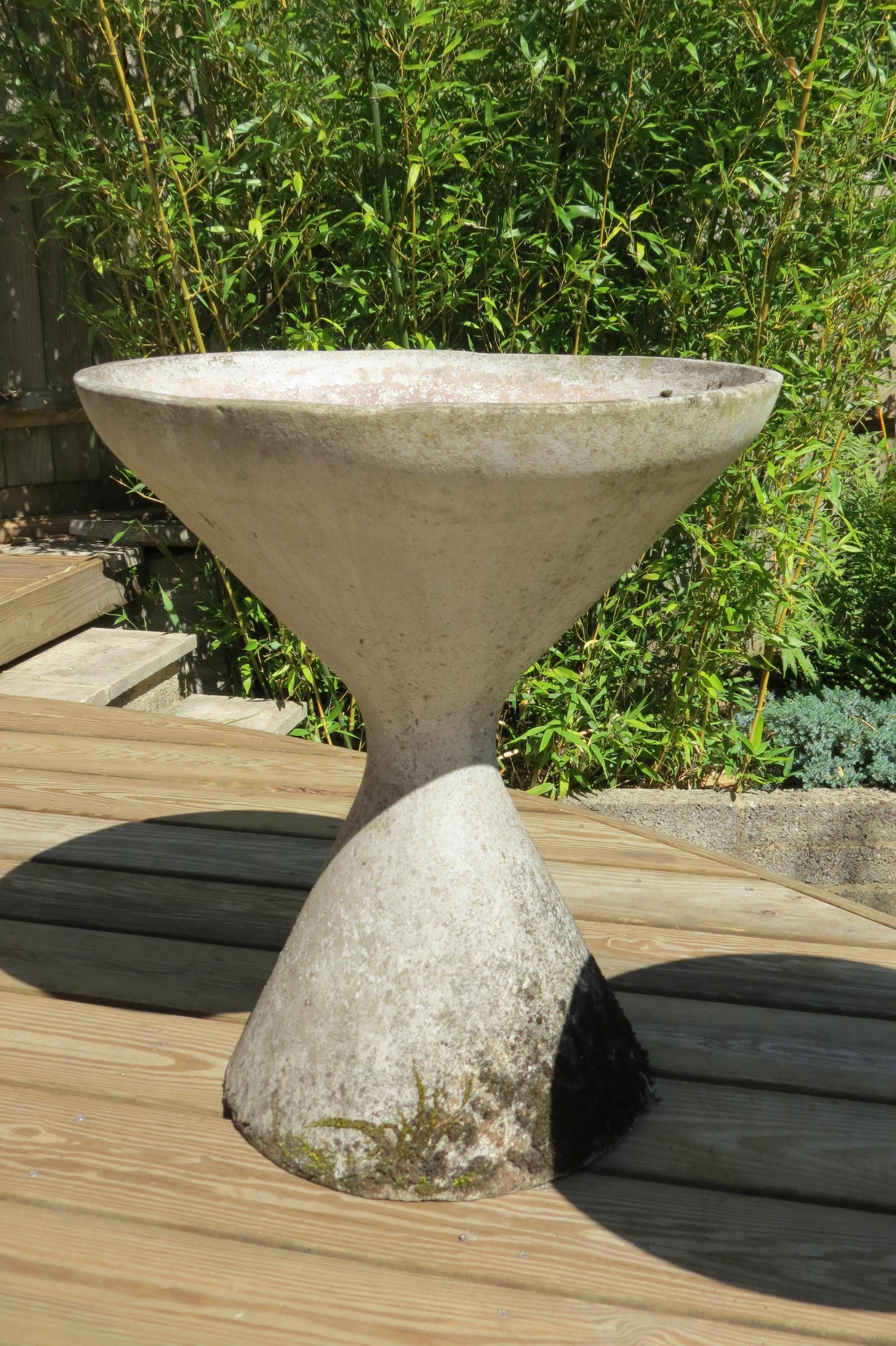 1960s Pair of Diablo Concrete Planters by Florastone In Good Condition In Stow on the Wold, GB