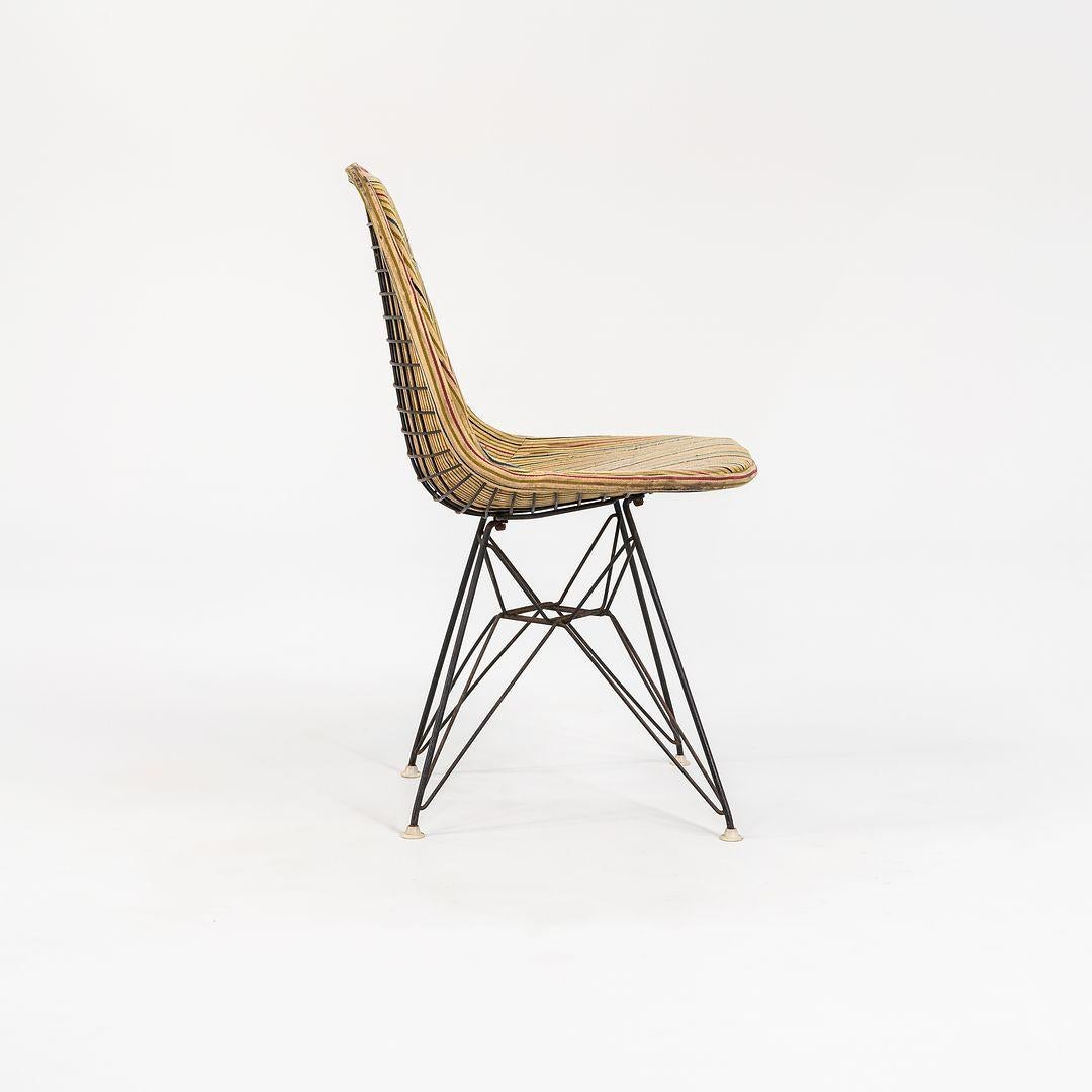 Si tratta di una coppia estremamente rara di Eames DKR-1 Side Chairs, originariamente progettate da Charles e Ray Eames per Herman Miller nel 1951. Il prezzo indicato comprende la coppia. Questi esemplari risalgono ai primi anni '60 e presentano