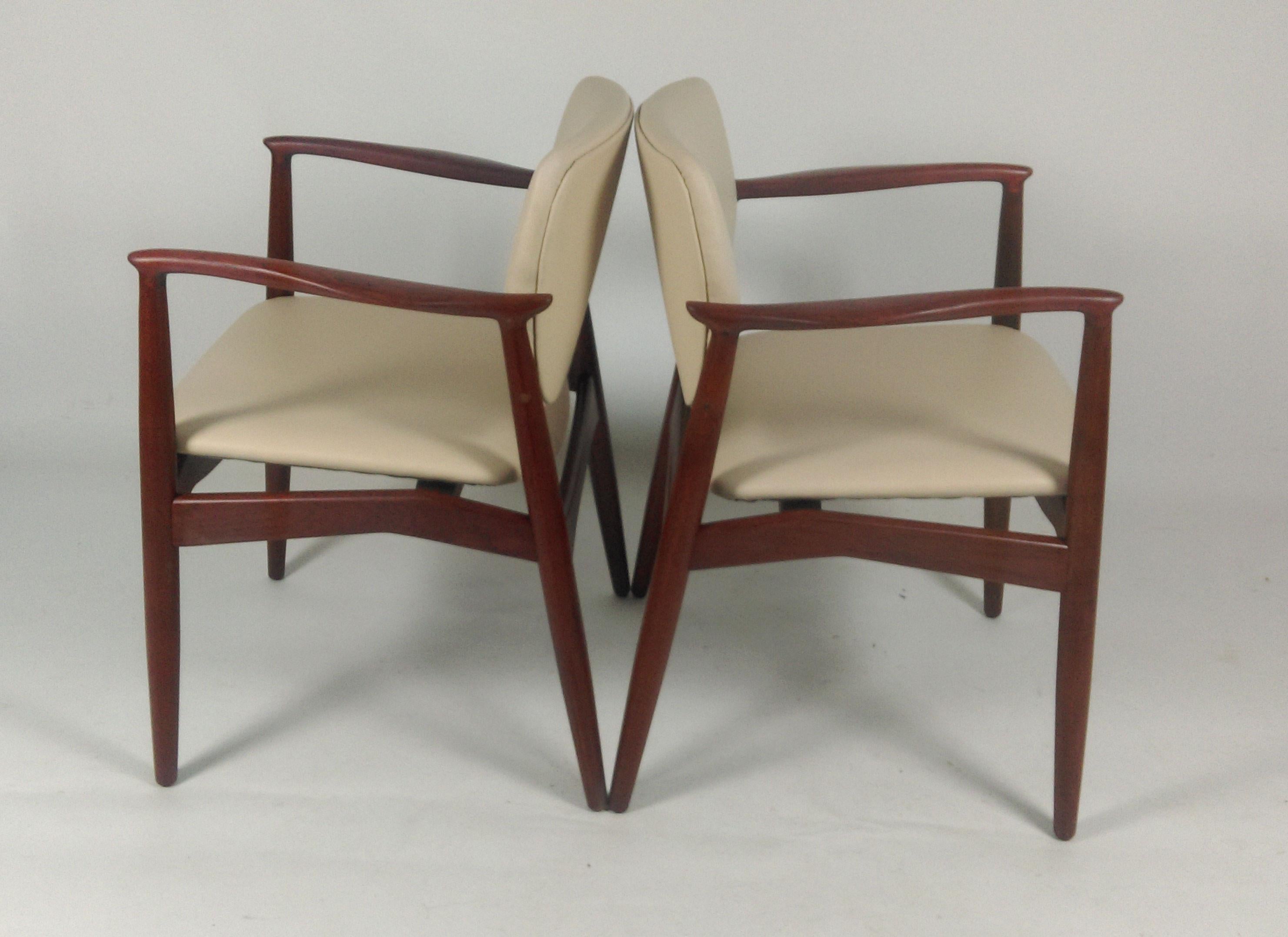 chaise de capitaine modèle 67 d'Erik Buch des années 1960 en teck pour Ørum Møbelfabrik, retapissée en cuir exclusif de qualité supérieure de Sorensen Leather.

Les fauteuils de forme organique bien conçus avec leurs sièges confortables ont été