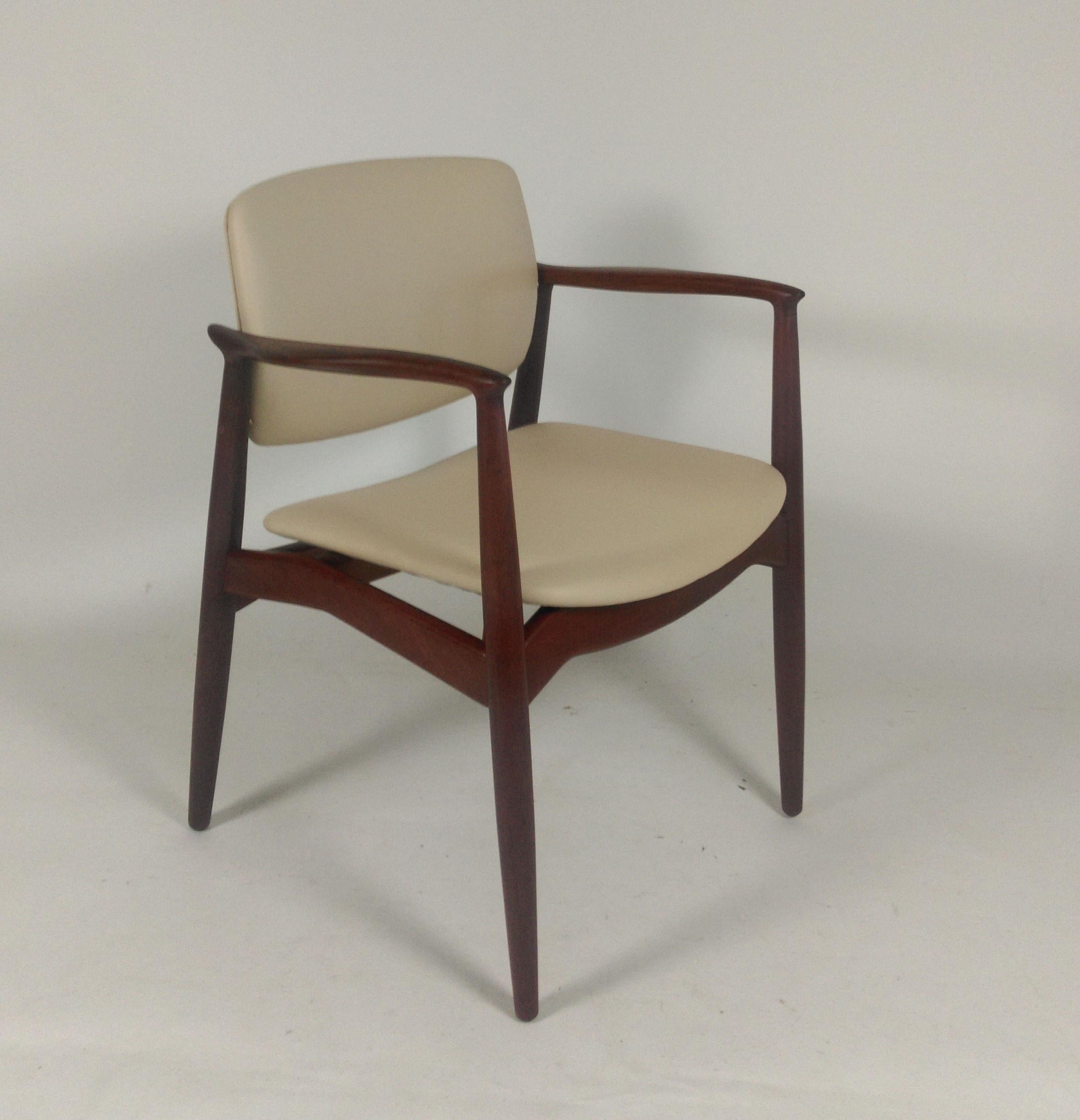 Scandinave moderne 1960s Paire de chaises de capitaine Erik Buch modèle 67 en teck:: rembourrées en cuir en vente