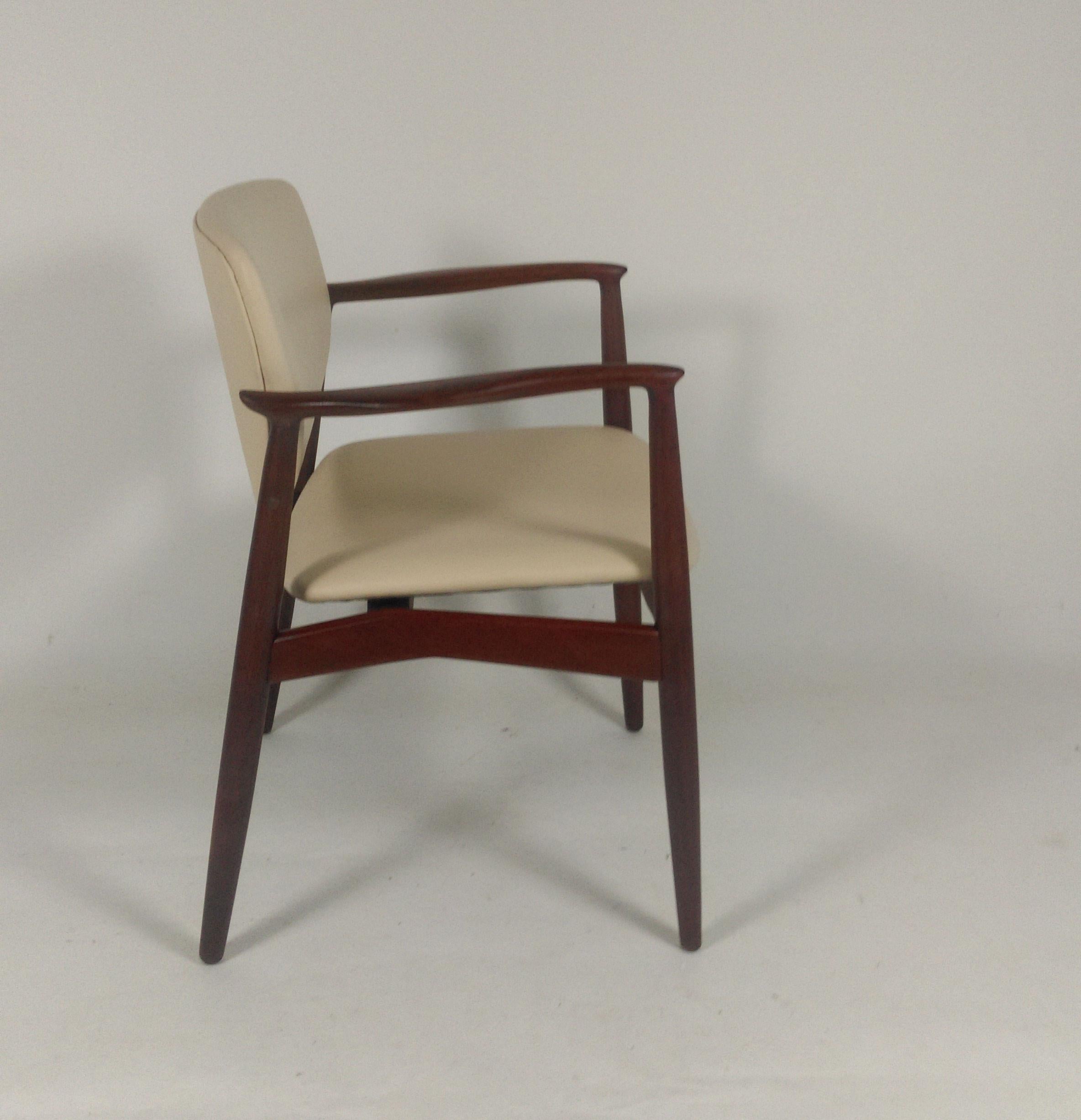 Danois 1960s Paire de chaises de capitaine Erik Buch modèle 67 en teck:: rembourrées en cuir en vente