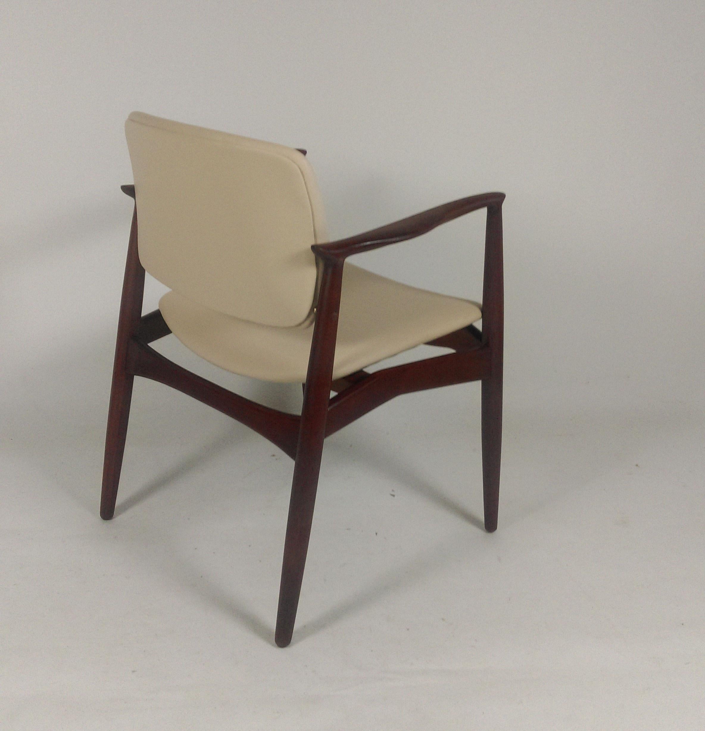 Travail du bois 1960s Paire de chaises de capitaine Erik Buch modèle 67 en teck:: rembourrées en cuir en vente