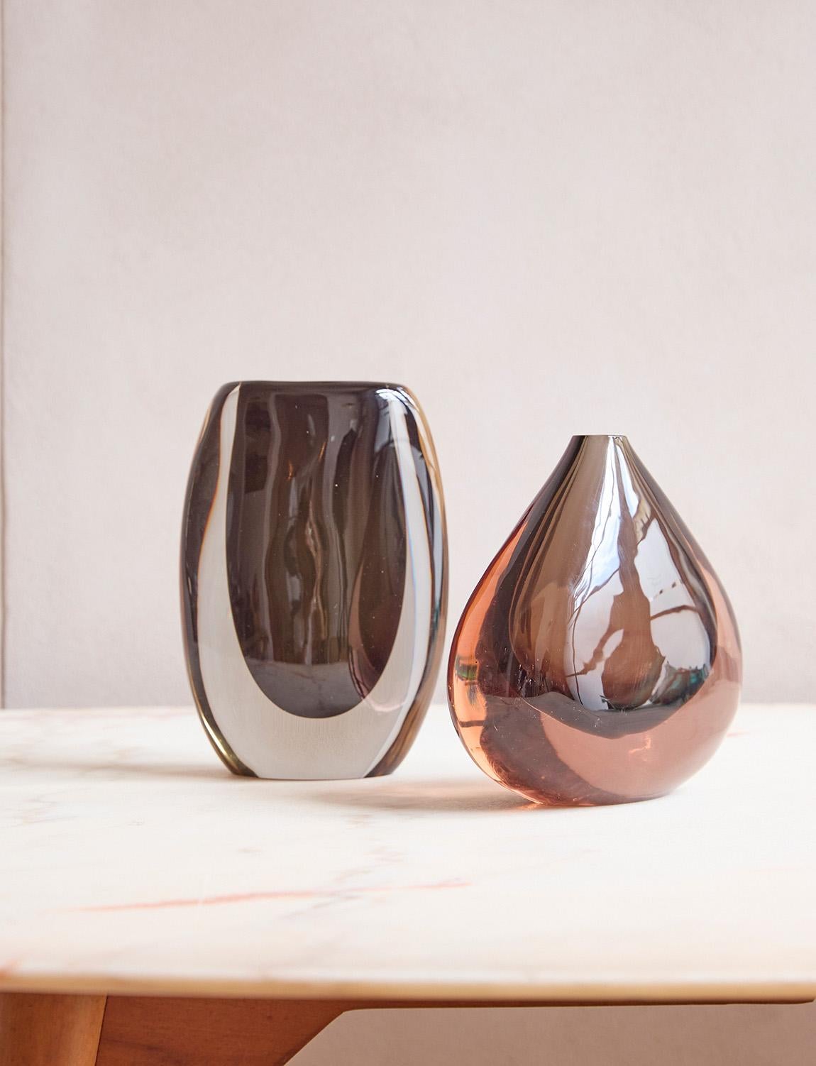 Italiano 1960s Pair of Flavio Poli Brown and Cenedese Black Sommerso Murano Vases in vendita