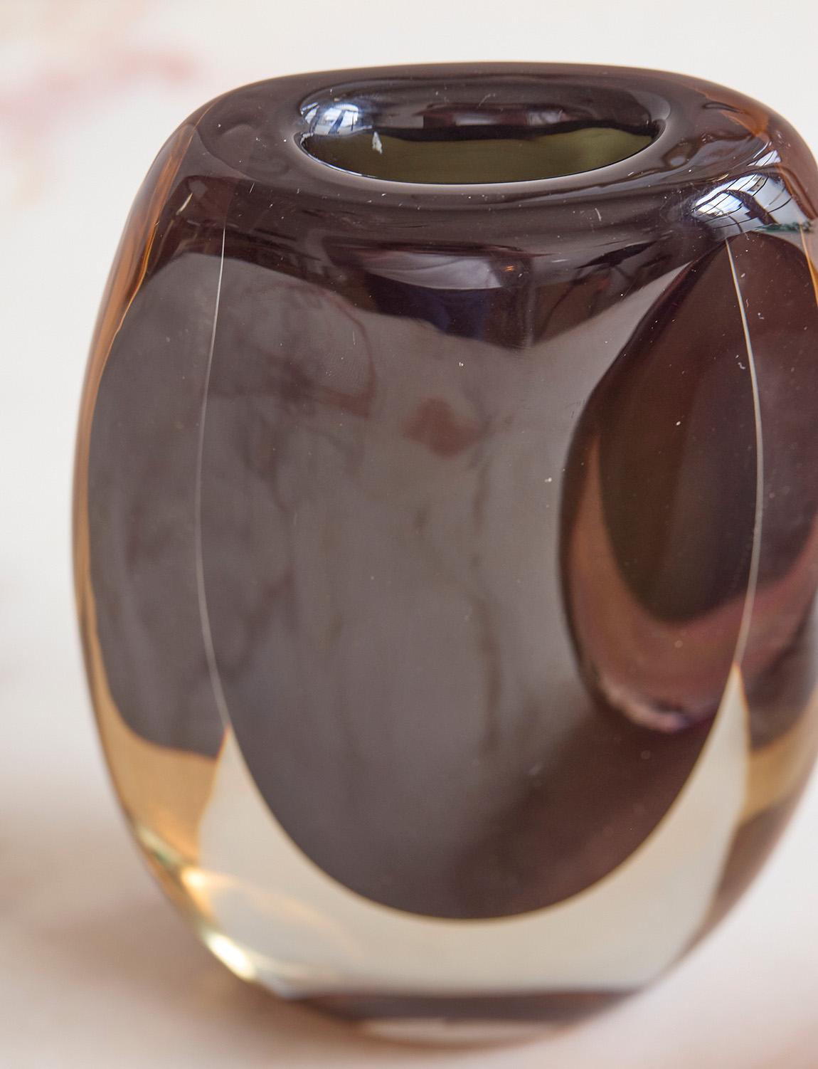 Metà XX secolo 1960s Pair of Flavio Poli Brown and Cenedese Black Sommerso Murano Vases in vendita