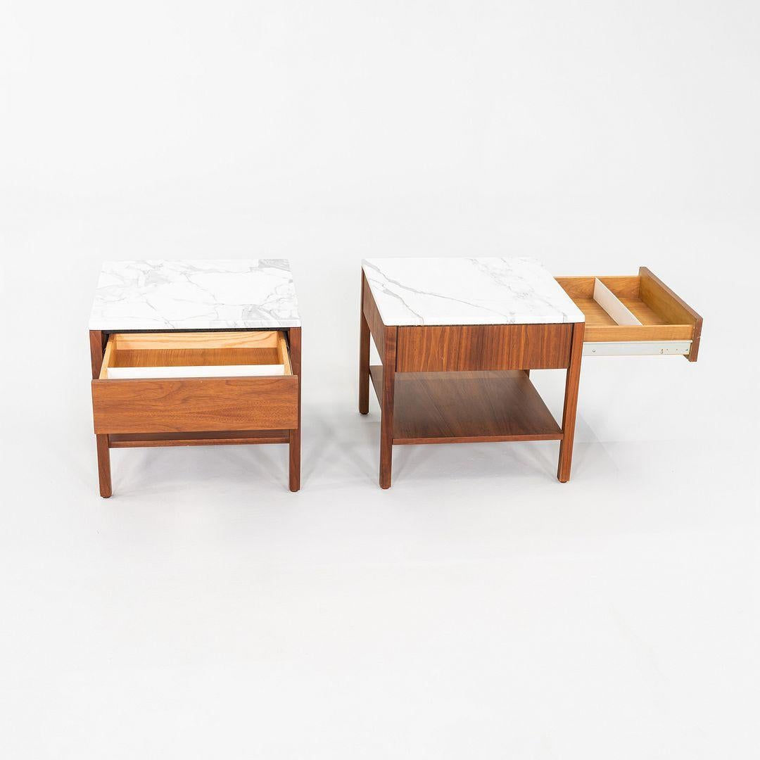 Coppia di comodini/comodini Florence Knoll degli anni '60 in noce e marmo in vendita 3