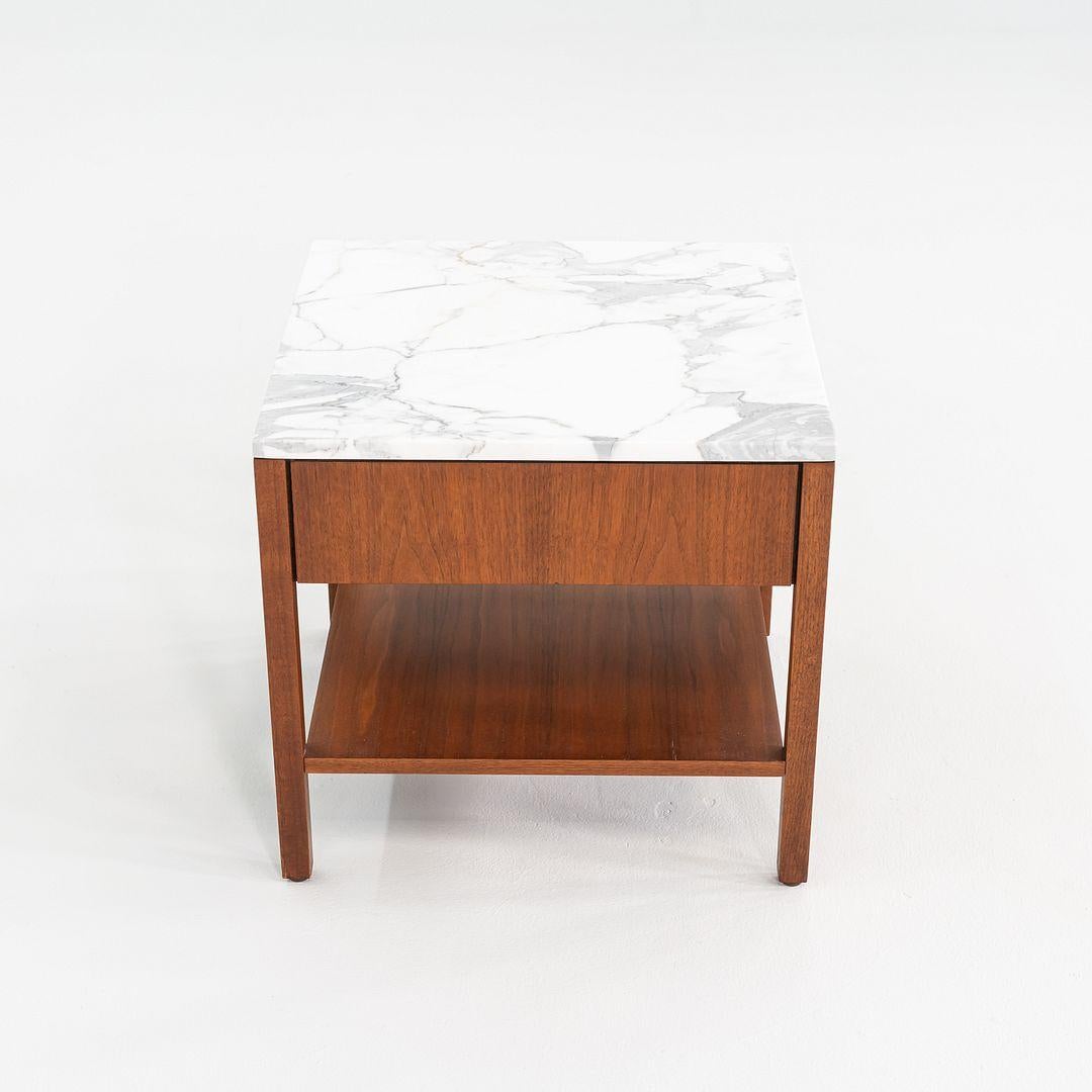 Coppia di comodini/comodini Florence Knoll degli anni '60 in noce e marmo in vendita 4