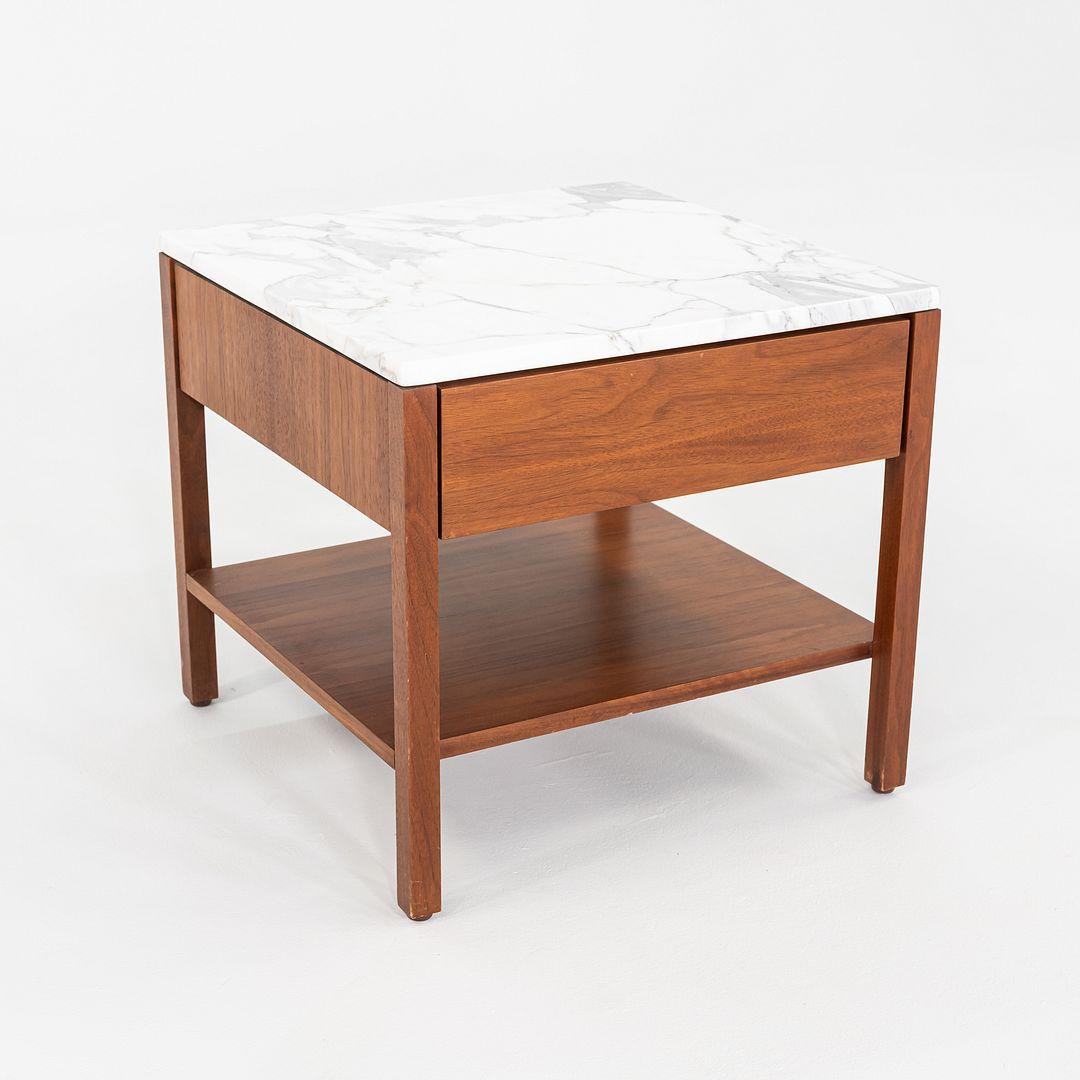 Moderno Coppia di comodini/comodini Florence Knoll degli anni '60 in noce e marmo in vendita