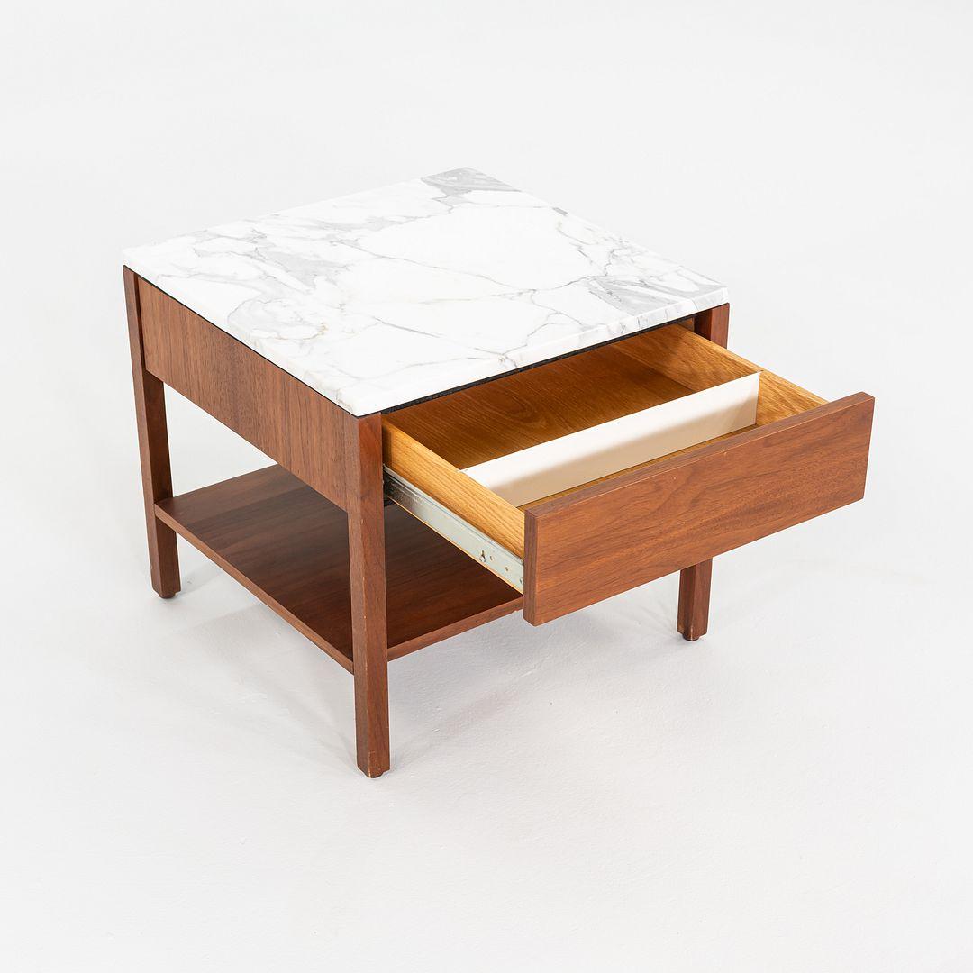 Americano Coppia di comodini/comodini Florence Knoll degli anni '60 in noce e marmo in vendita
