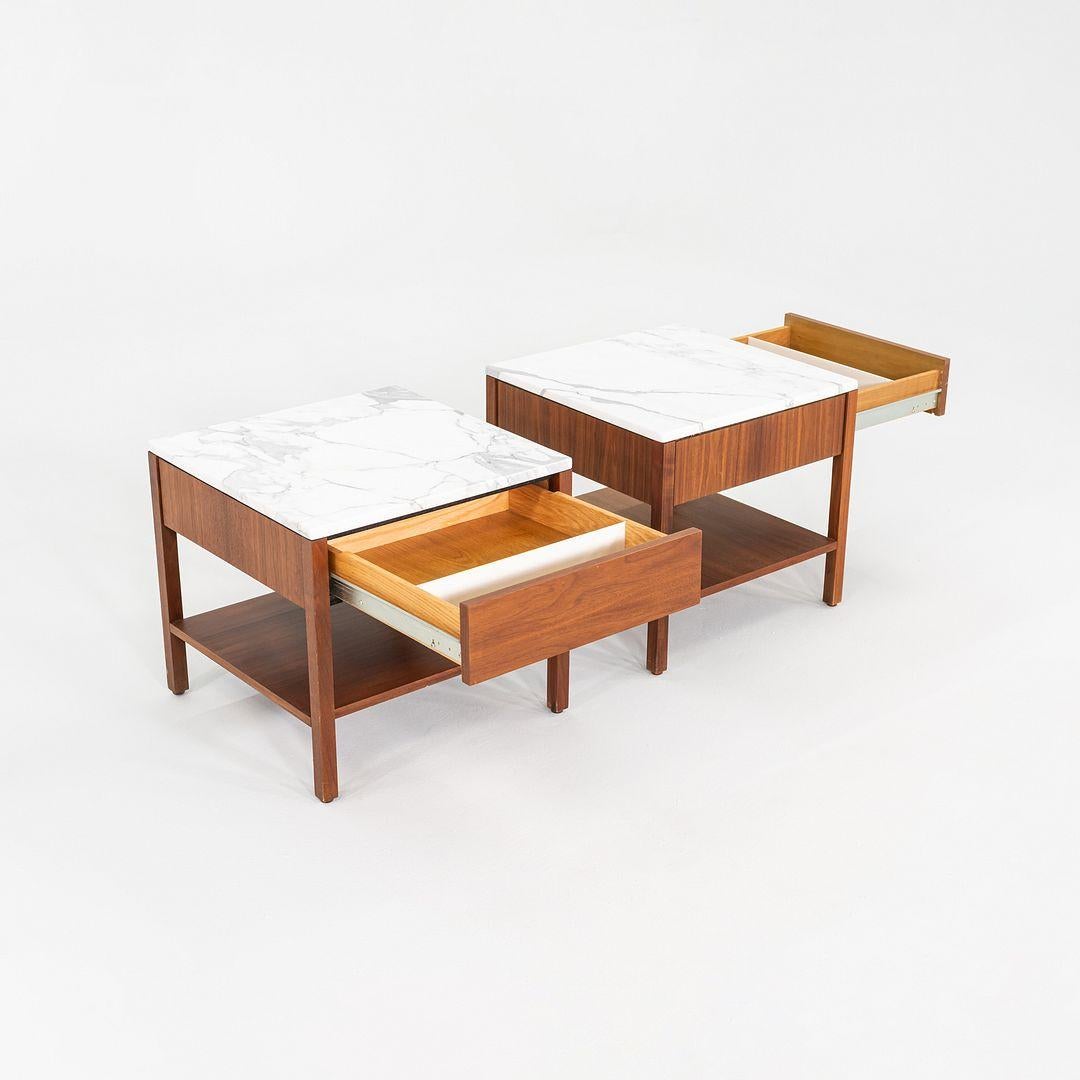 Coppia di comodini/comodini Florence Knoll degli anni '60 in noce e marmo In condizioni buone in vendita a Philadelphia, PA