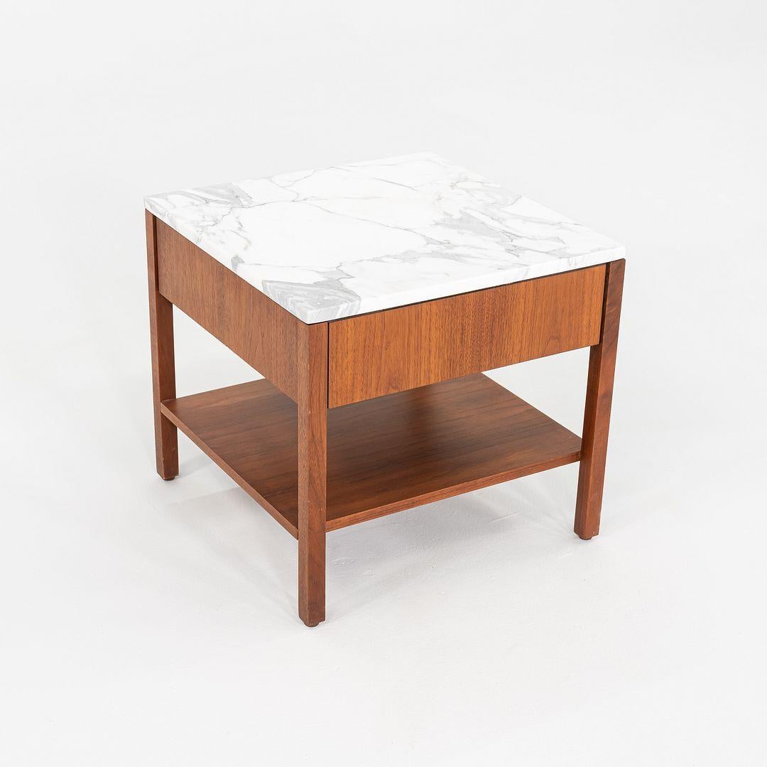 Metà XX secolo Coppia di comodini/comodini Florence Knoll degli anni '60 in noce e marmo in vendita