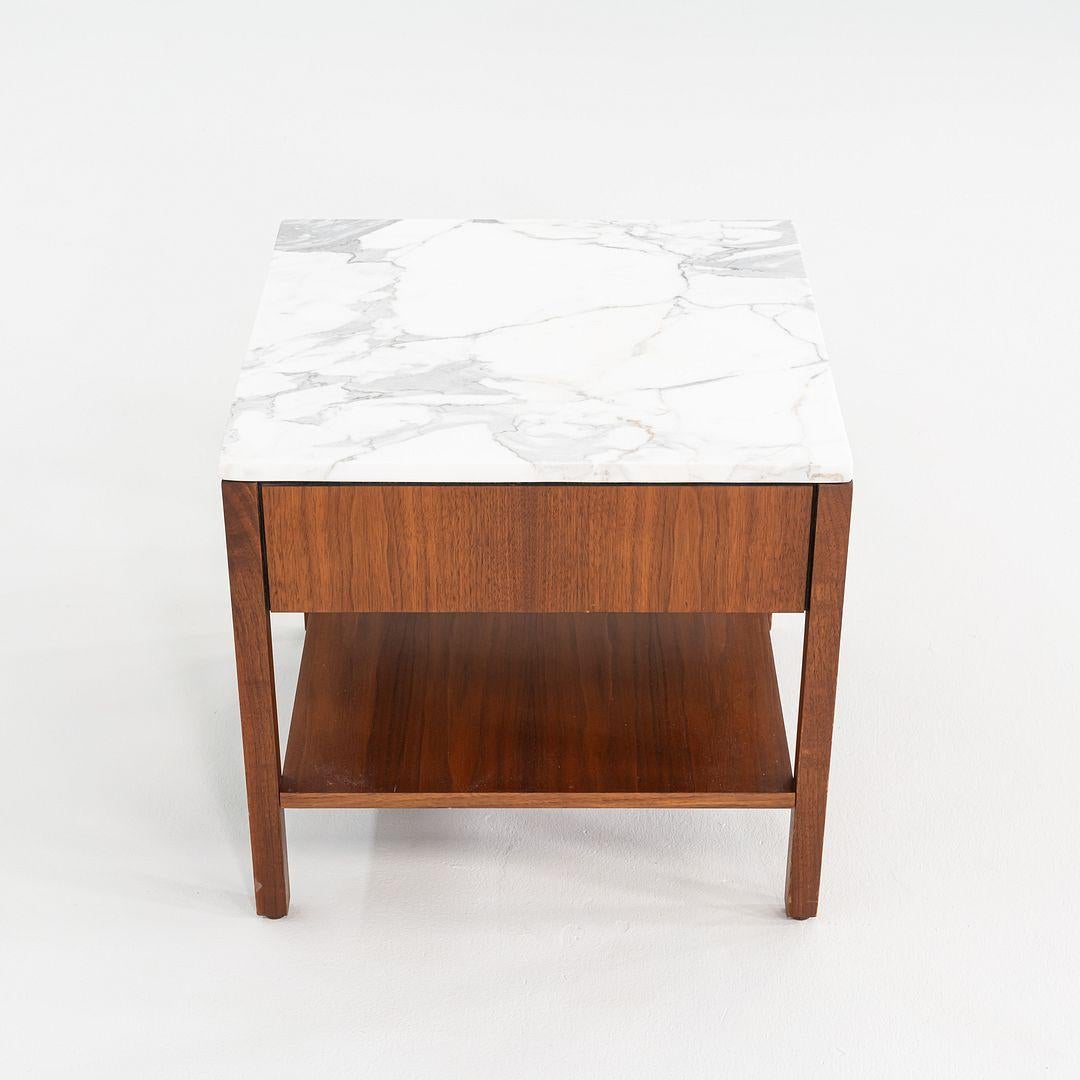 Coppia di comodini/comodini Florence Knoll degli anni '60 in noce e marmo in vendita 1