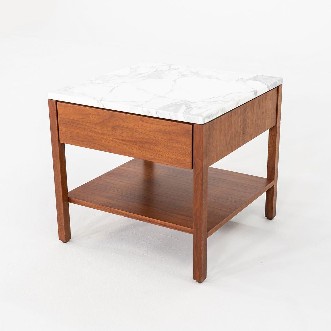 Coppia di comodini/comodini Florence Knoll degli anni '60 in noce e marmo in vendita 2