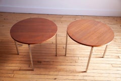 1960er Jahre Florence Knoll Runde Beistelltische aus Nussbaum und Stahl