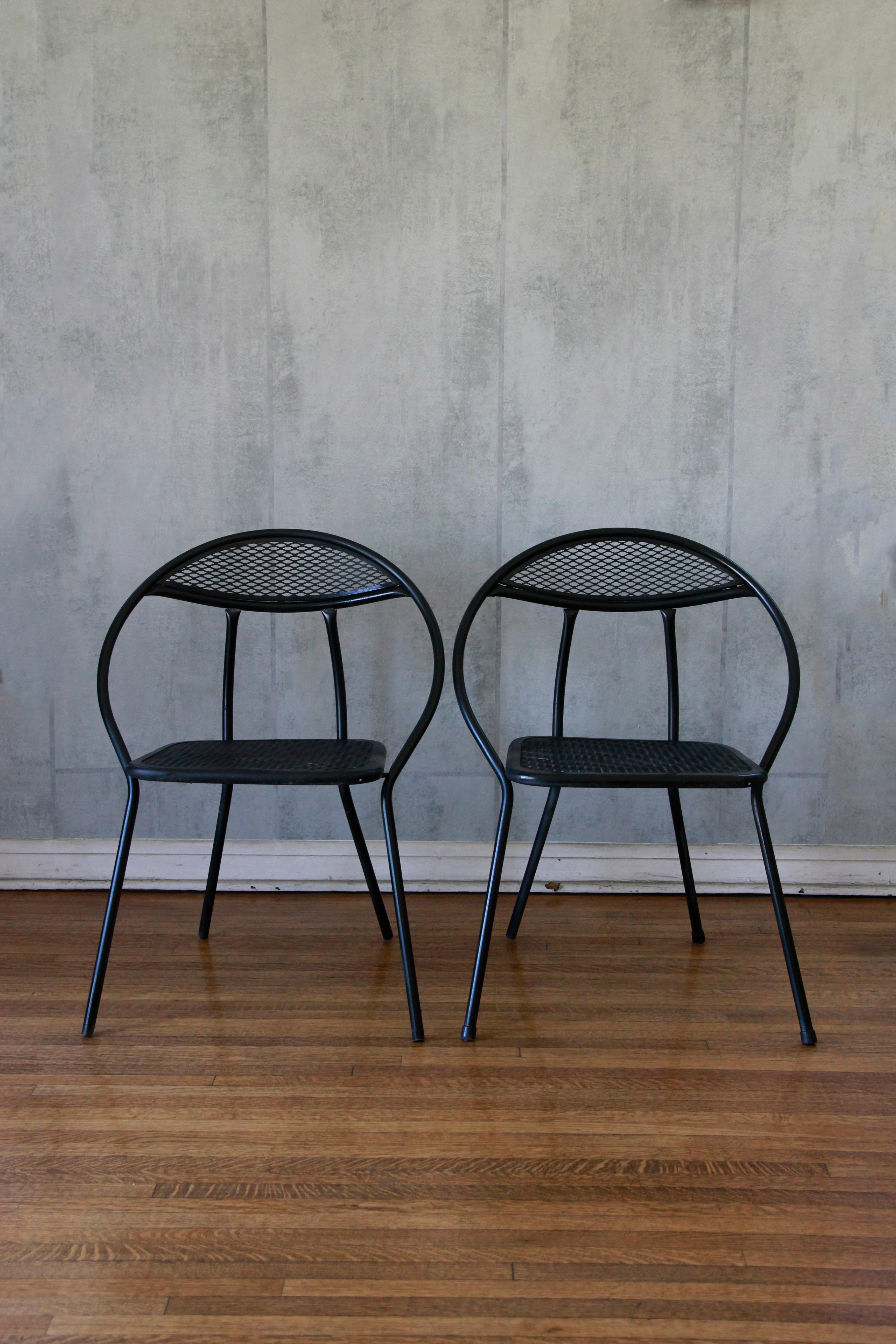 Mid-Century Modern outdoor patio pair of folding chairs designed by Salterini.
The chairs are made of mesh and tubular steel. In good vintage condition. 
Classic rounded shape, the fold for easy storage.