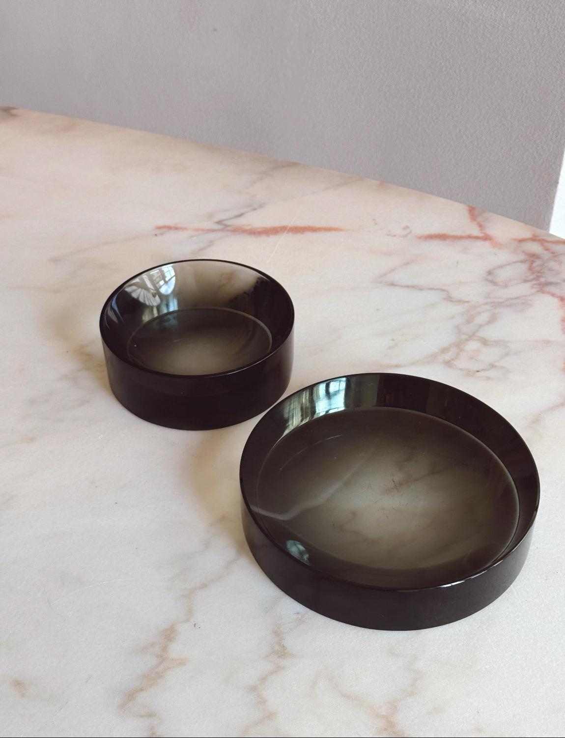 Pareja de cuencos circulares de cristal gris oscuro Fontana Arte de los años 60 Italiano en venta