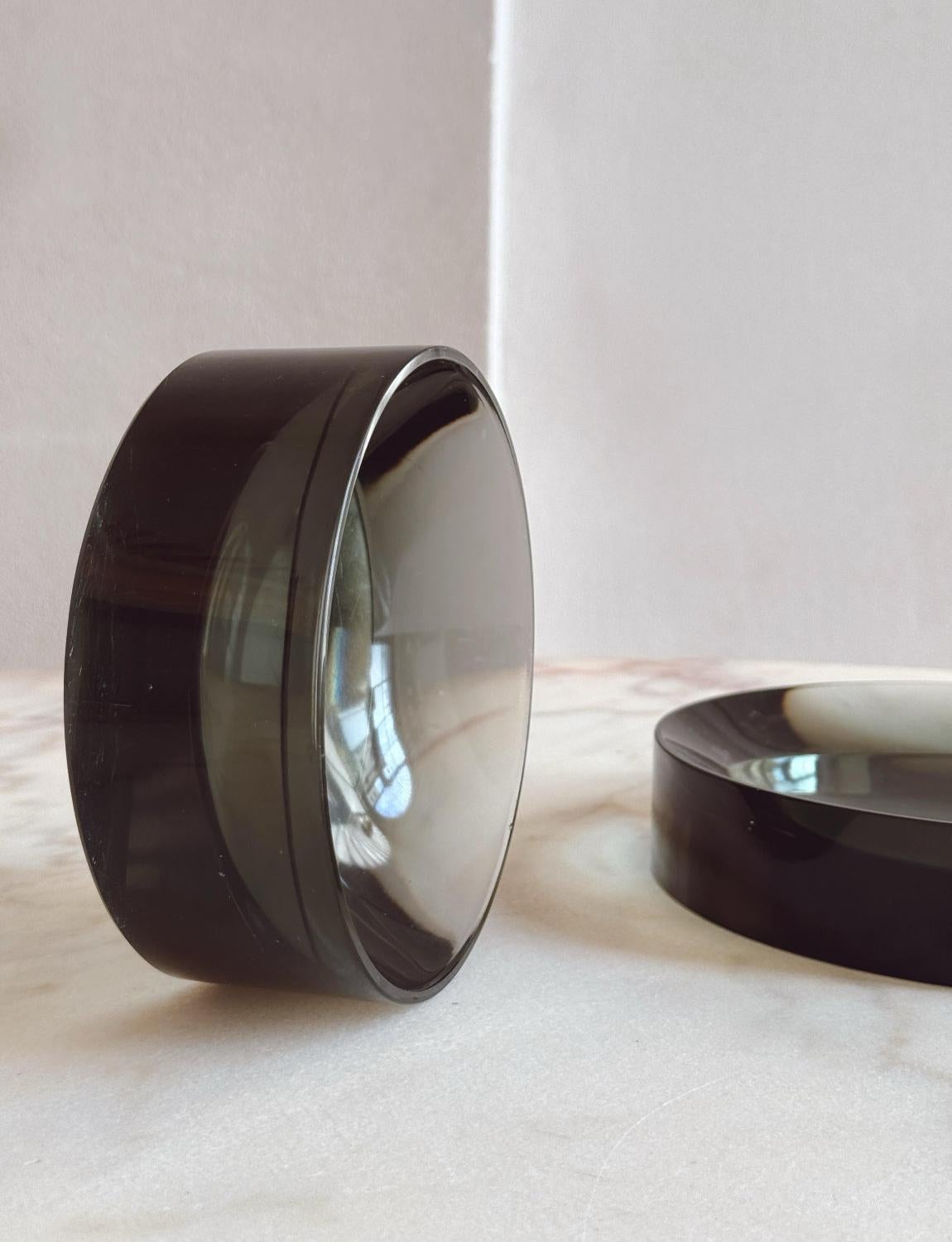 Pareja de cuencos circulares de cristal gris oscuro Fontana Arte de los años 60 en Bueno estado para la venta en Florence, Tuscany