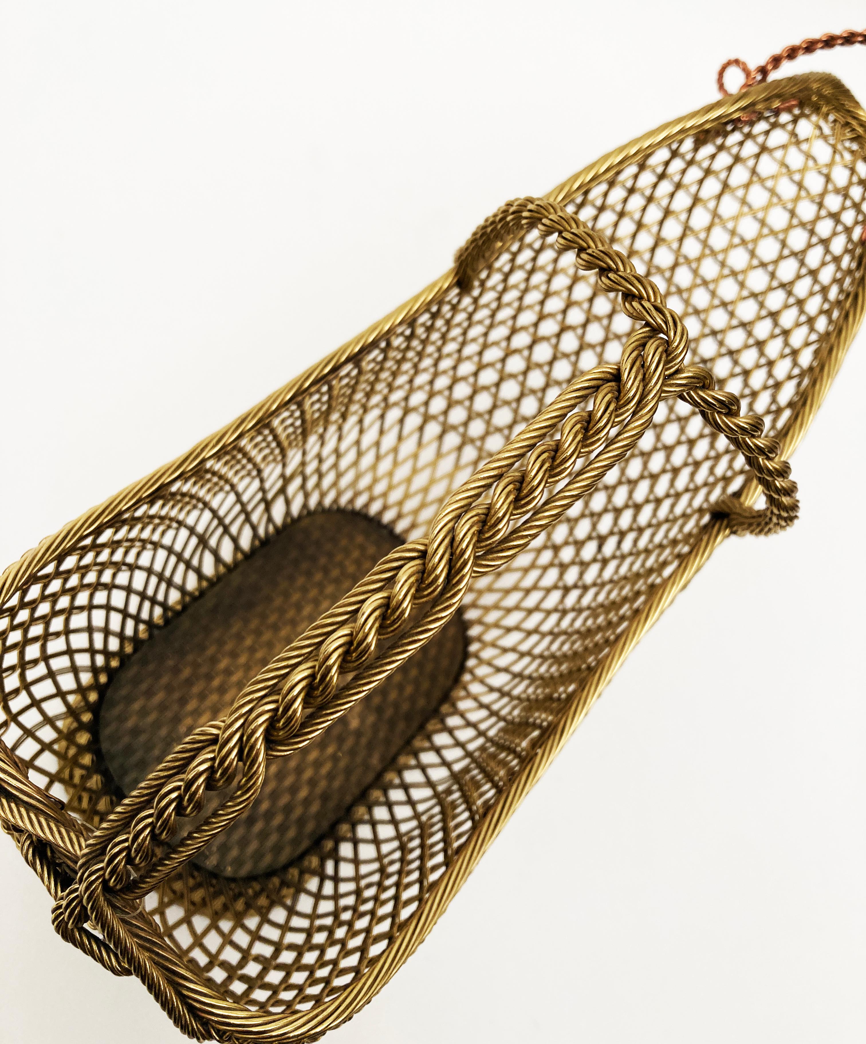 1960er Jahre Paar französische Weinflaschenhalter aus Messing und Kupferdrahtgeflecht (20. Jahrhundert) im Angebot