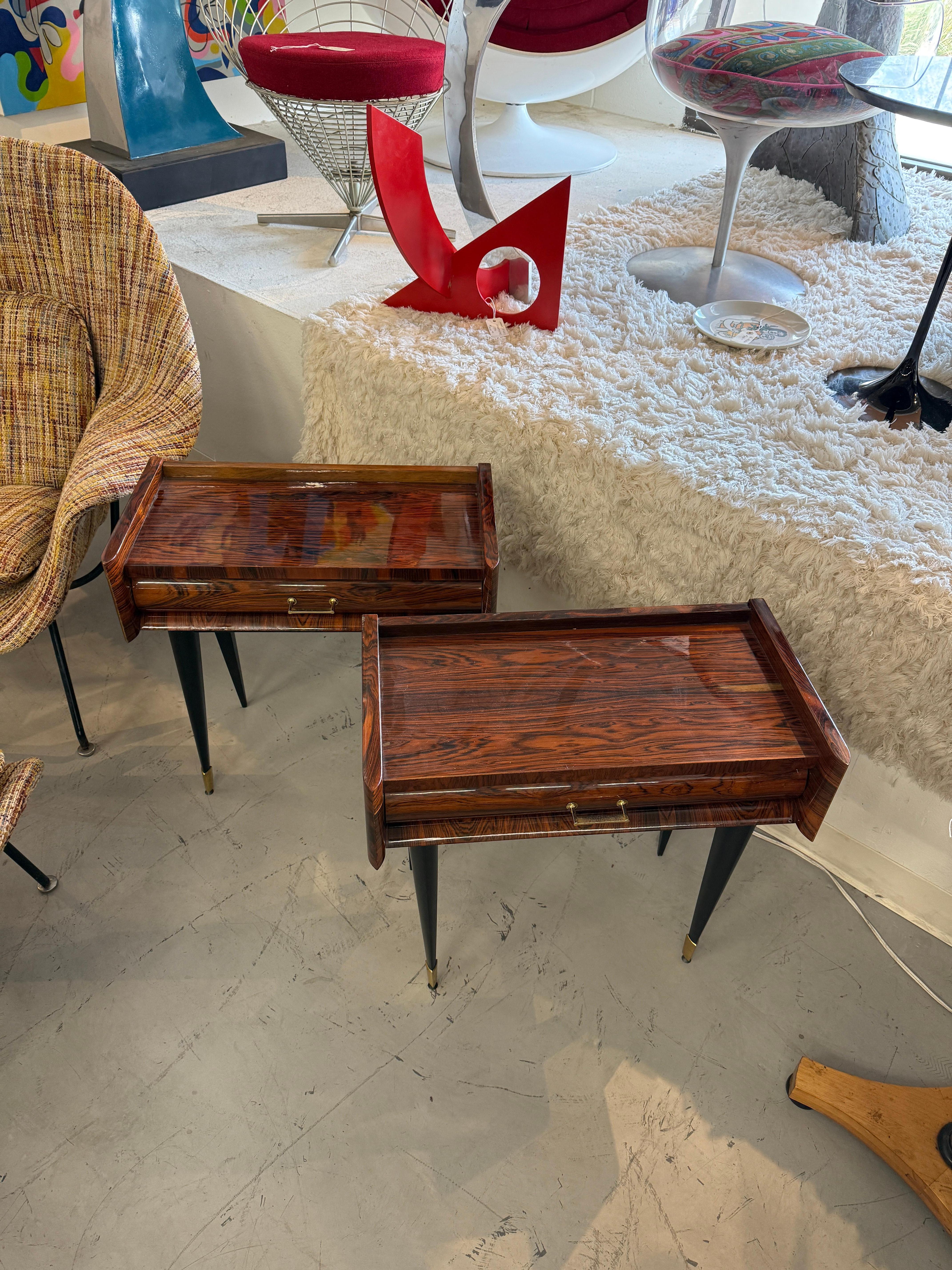 Pareja de mesillas de noche francesas de palisandro de los años 60 en venta 13