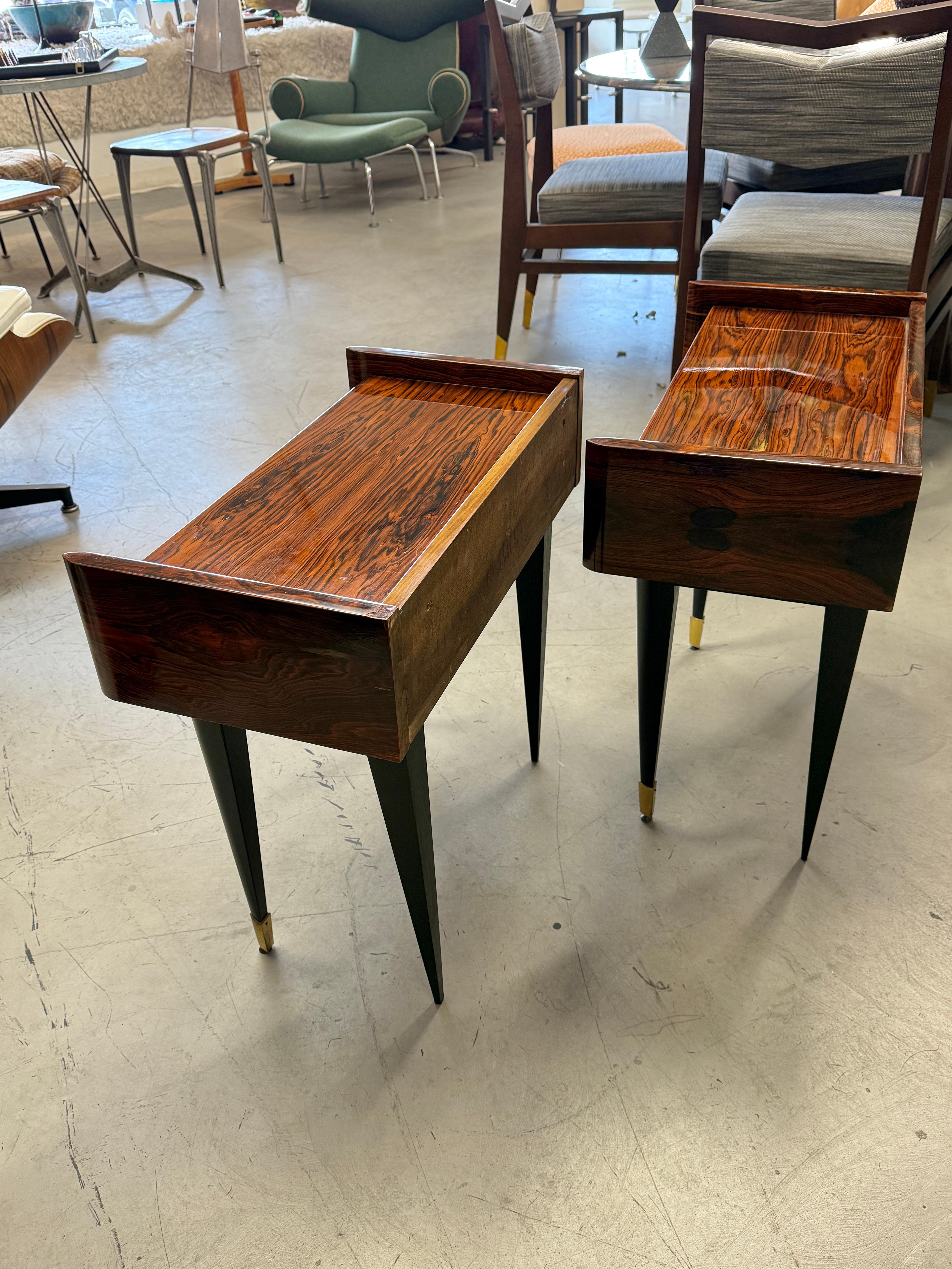 Pareja de mesillas de noche francesas de palisandro de los años 60 en venta 2