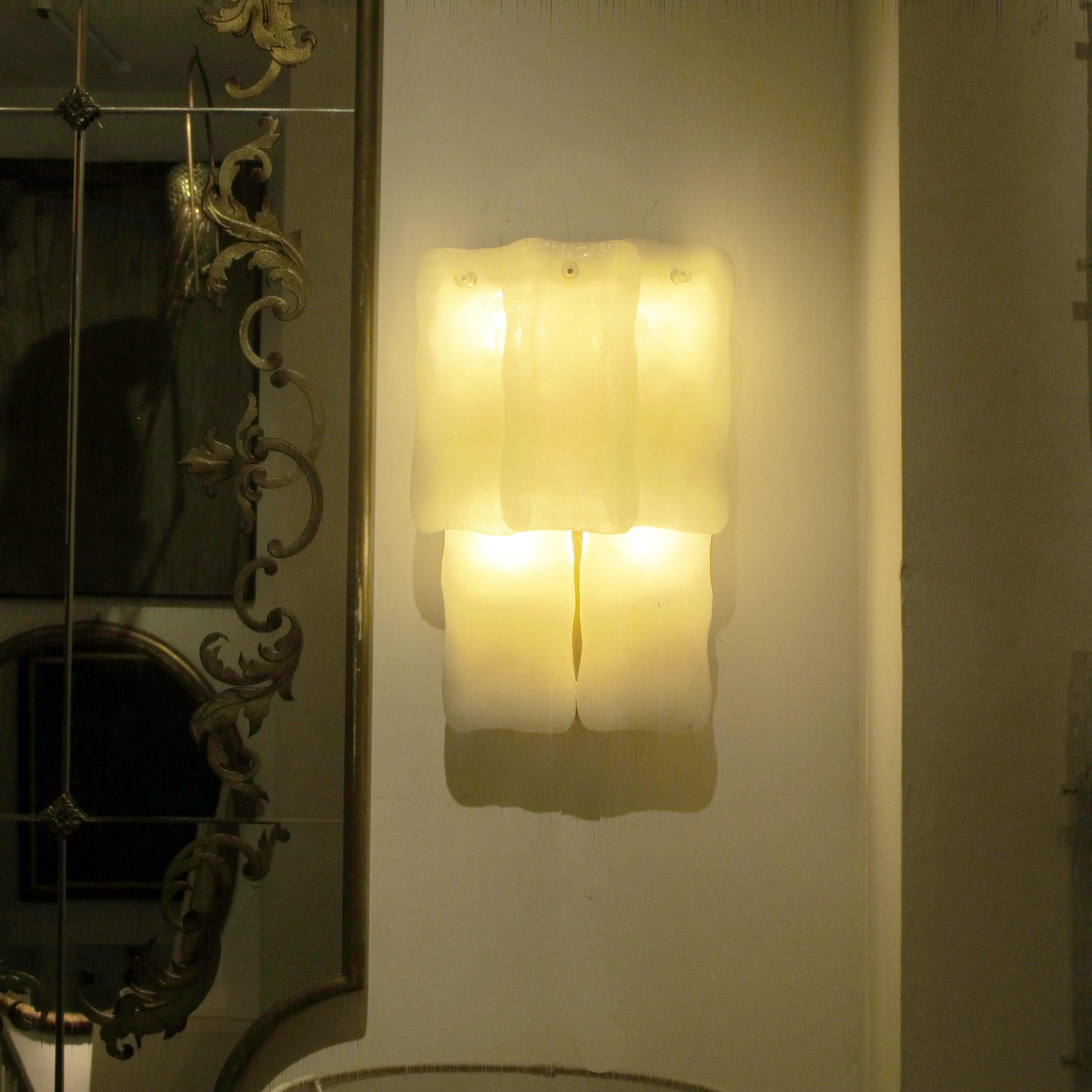 1960s Paire de lampes murales à deux niveaux en verre givré de J.T. Kalmar, Autriche en vente 3