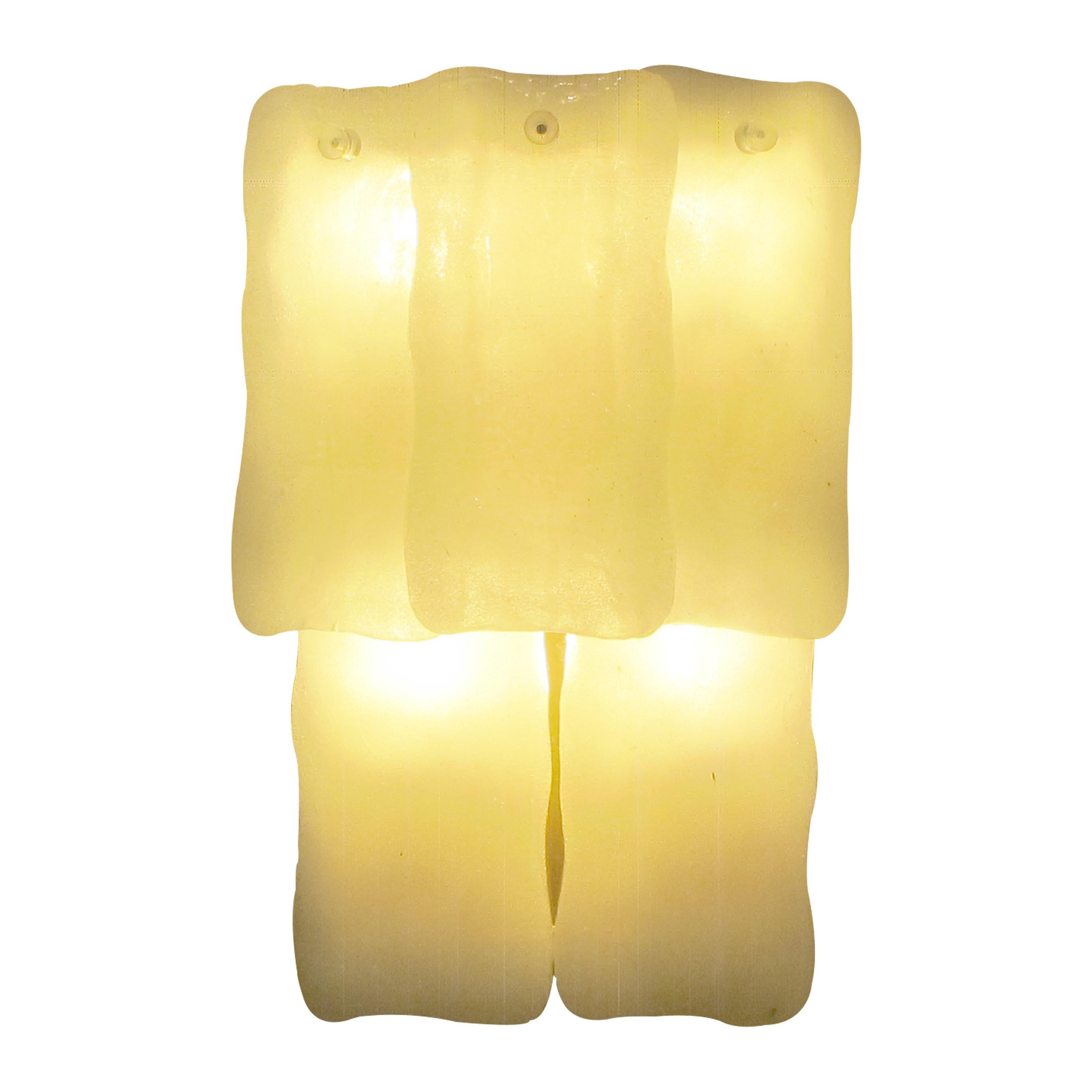 Cette paire d'appliques à deux niveaux a été réalisée par J.T. Kalmar, un designer autrichien, dans les années 1960. Les lampes sont dotées de vitres en verre dépoli et glacé de Murano, disposées selon un motif géométrique, créant ainsi un effet