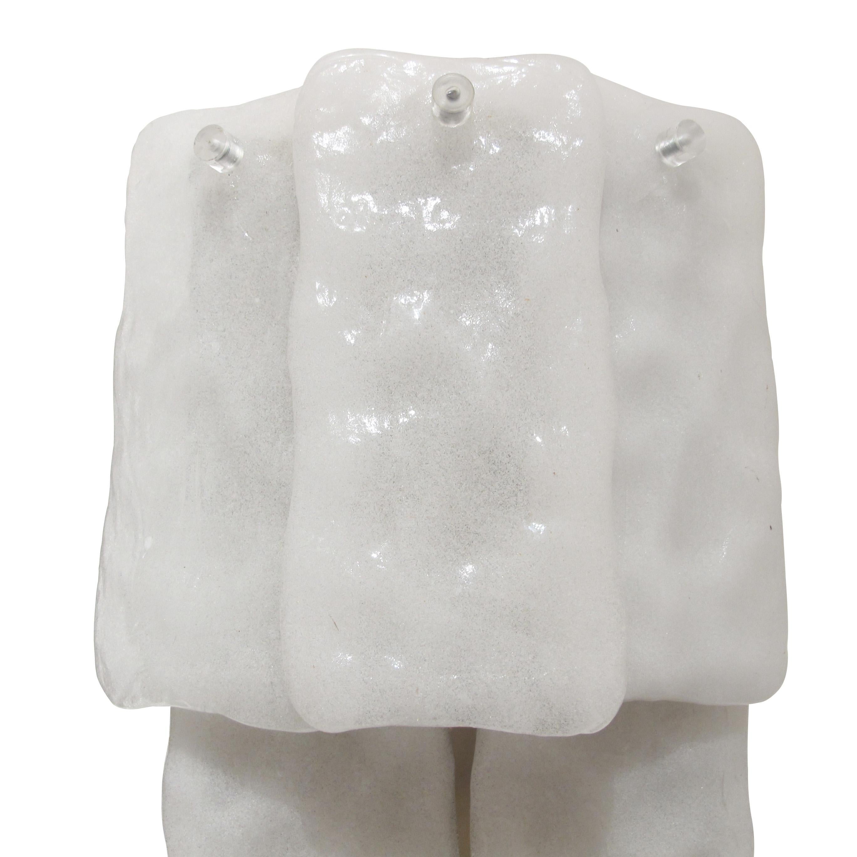Métal 1960s Paire de lampes murales à deux niveaux en verre givré de J.T. Kalmar, Autriche en vente