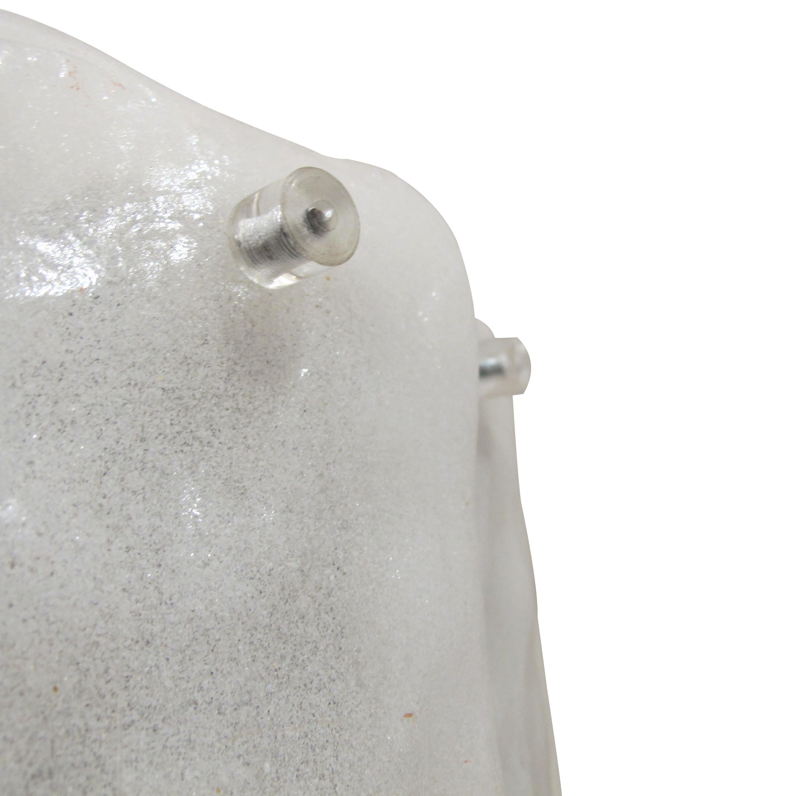 1960s Paire de lampes murales à deux niveaux en verre givré de J.T. Kalmar, Autriche en vente 1