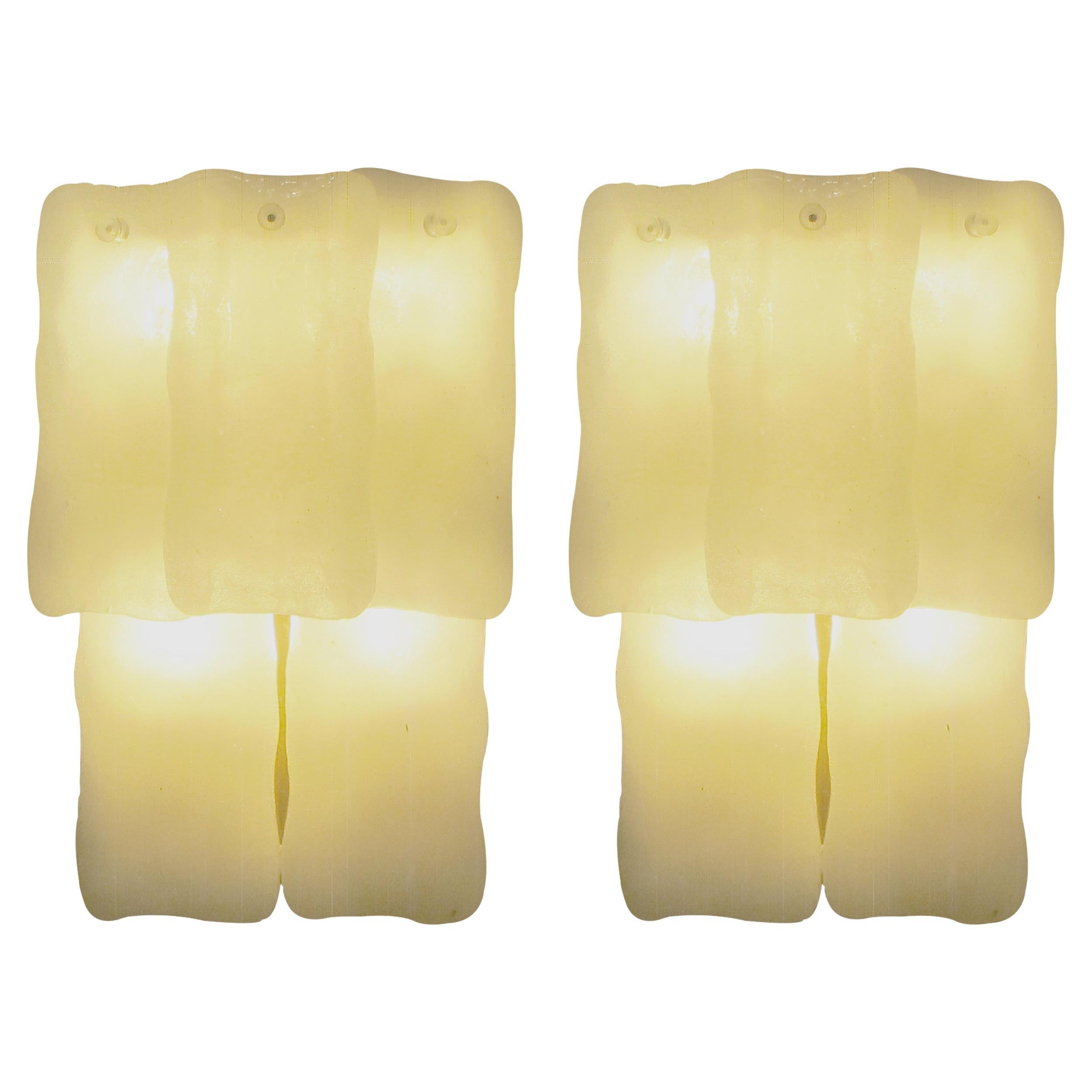 1960s Paire de lampes murales à deux niveaux en verre givré de J.T. Kalmar, Autriche en vente