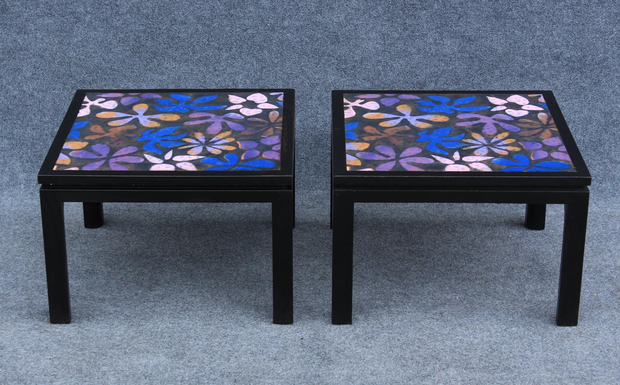 Conçue et fabriquée par Harvey Probber, icône du design américain, cette paire de tables d'appoint est fabriquée en acajou massif et son plateau est orné d'un rare motif floral. Il s'agissait d'une Collaboration avec Arpad Rosti, qui était