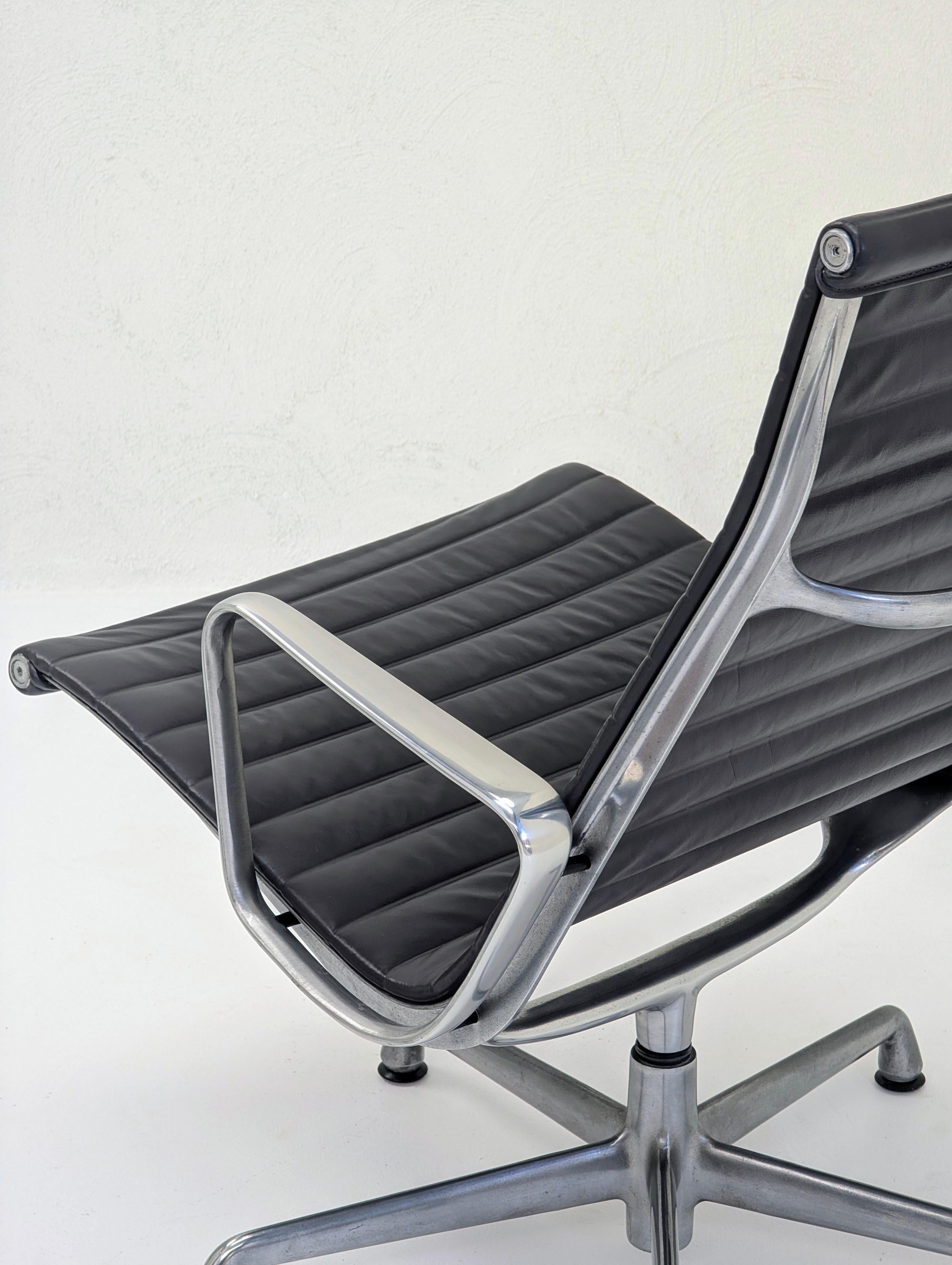 Pareja de tumbonas giratorias Herman Miller Eames de aluminio EA316 en venta 3