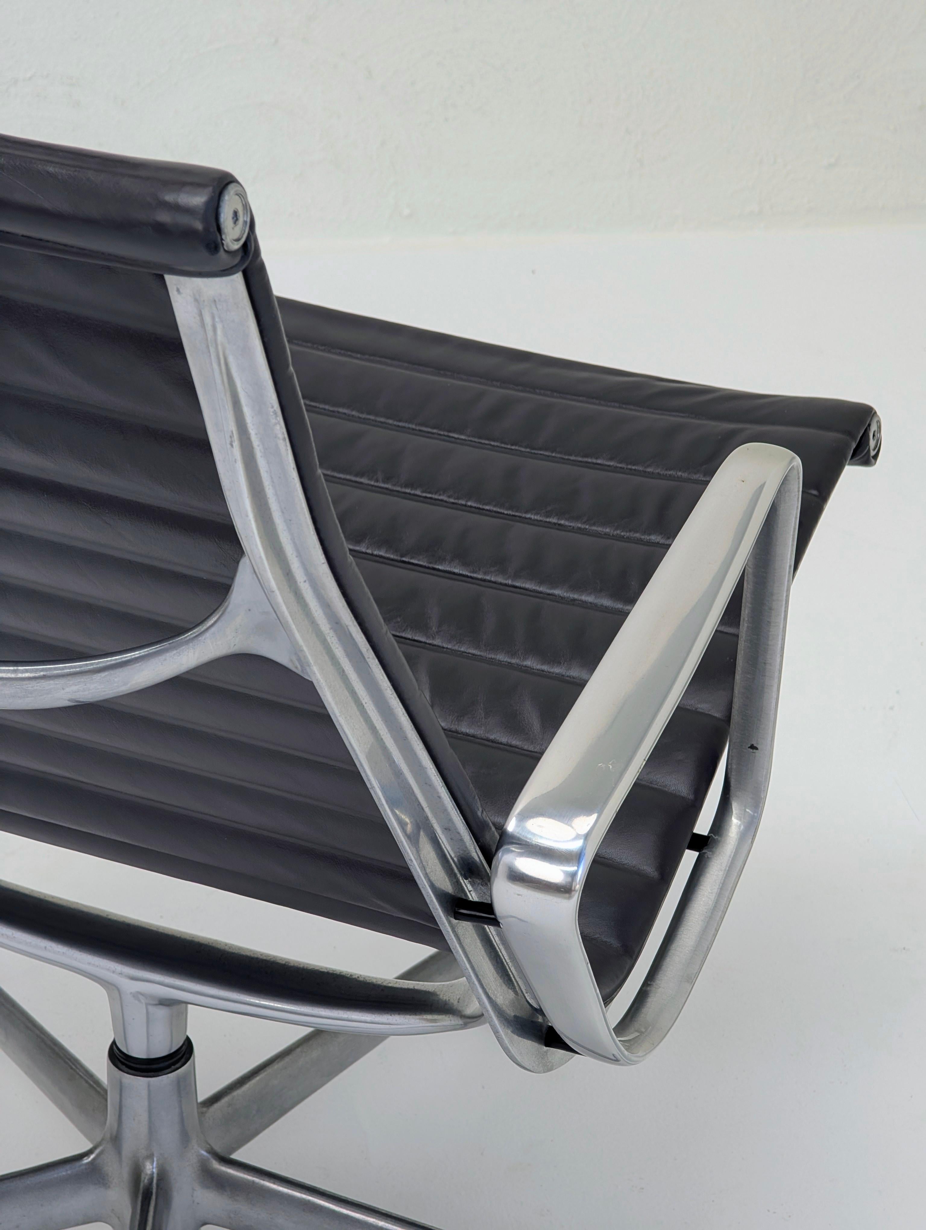 Pareja de tumbonas giratorias Herman Miller Eames de aluminio EA316 en venta 4