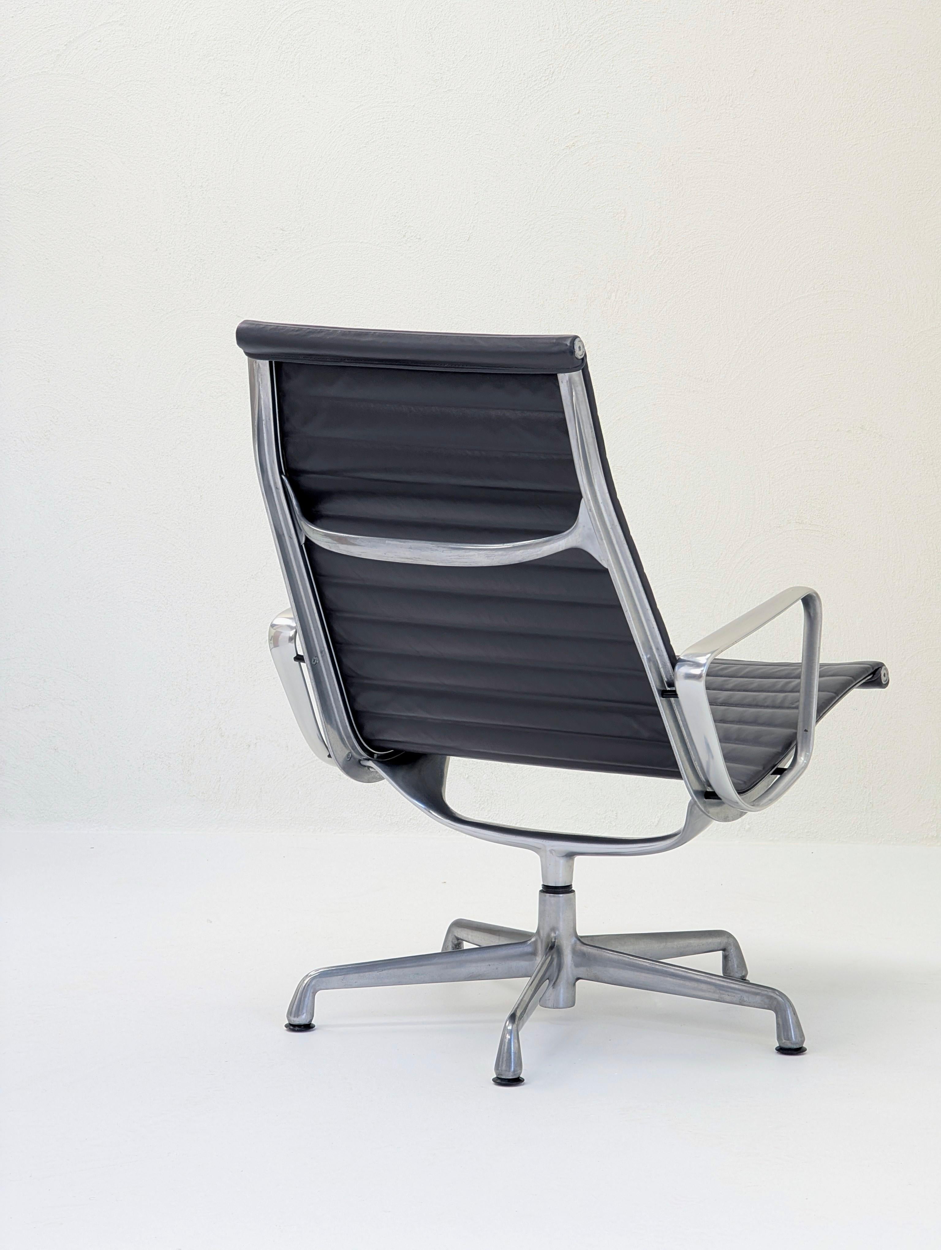 Pareja de tumbonas giratorias Herman Miller Eames de aluminio EA316 en venta 5