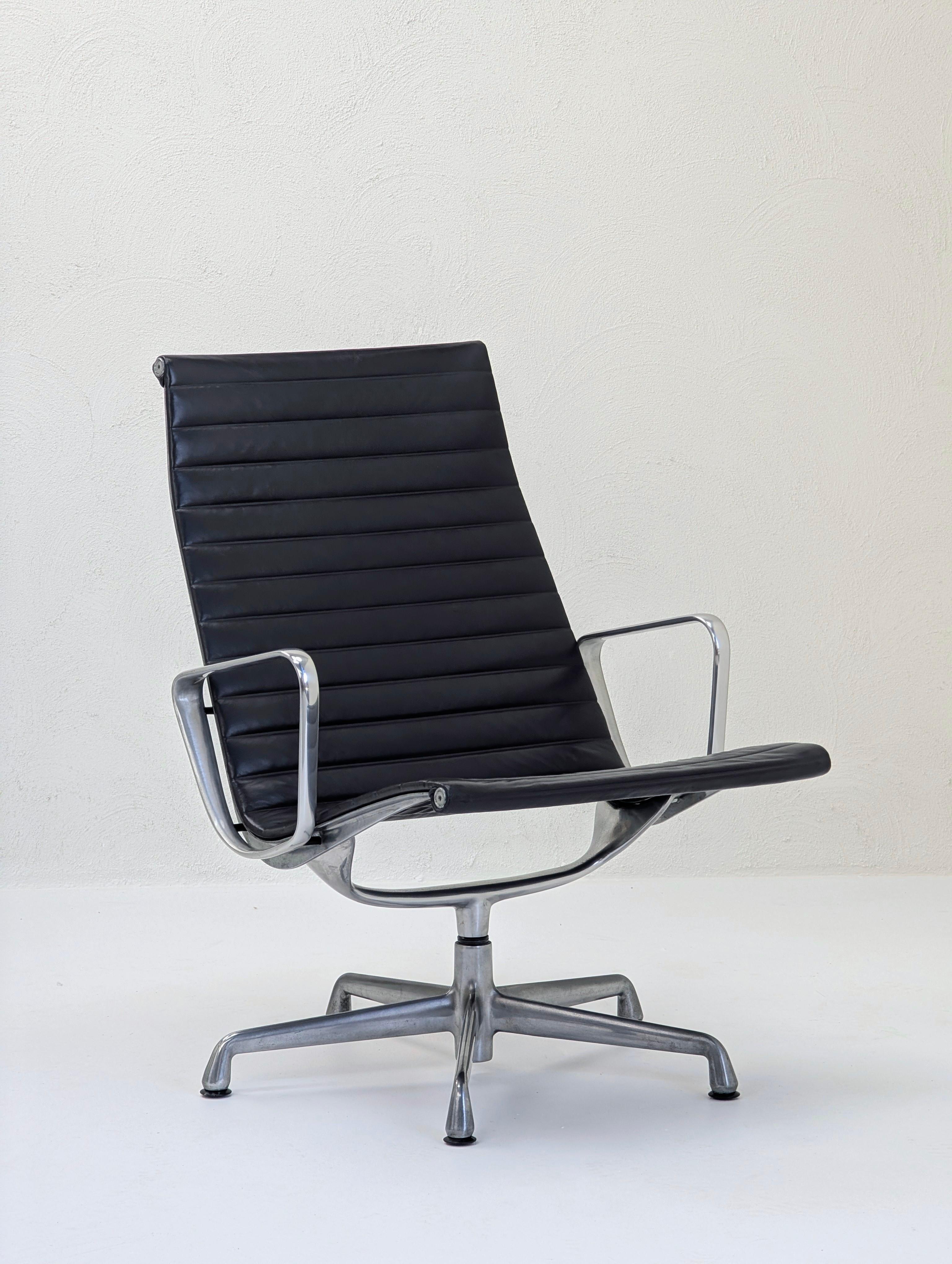 Pareja de tumbonas giratorias Herman Miller Eames de aluminio EA316 en venta 6