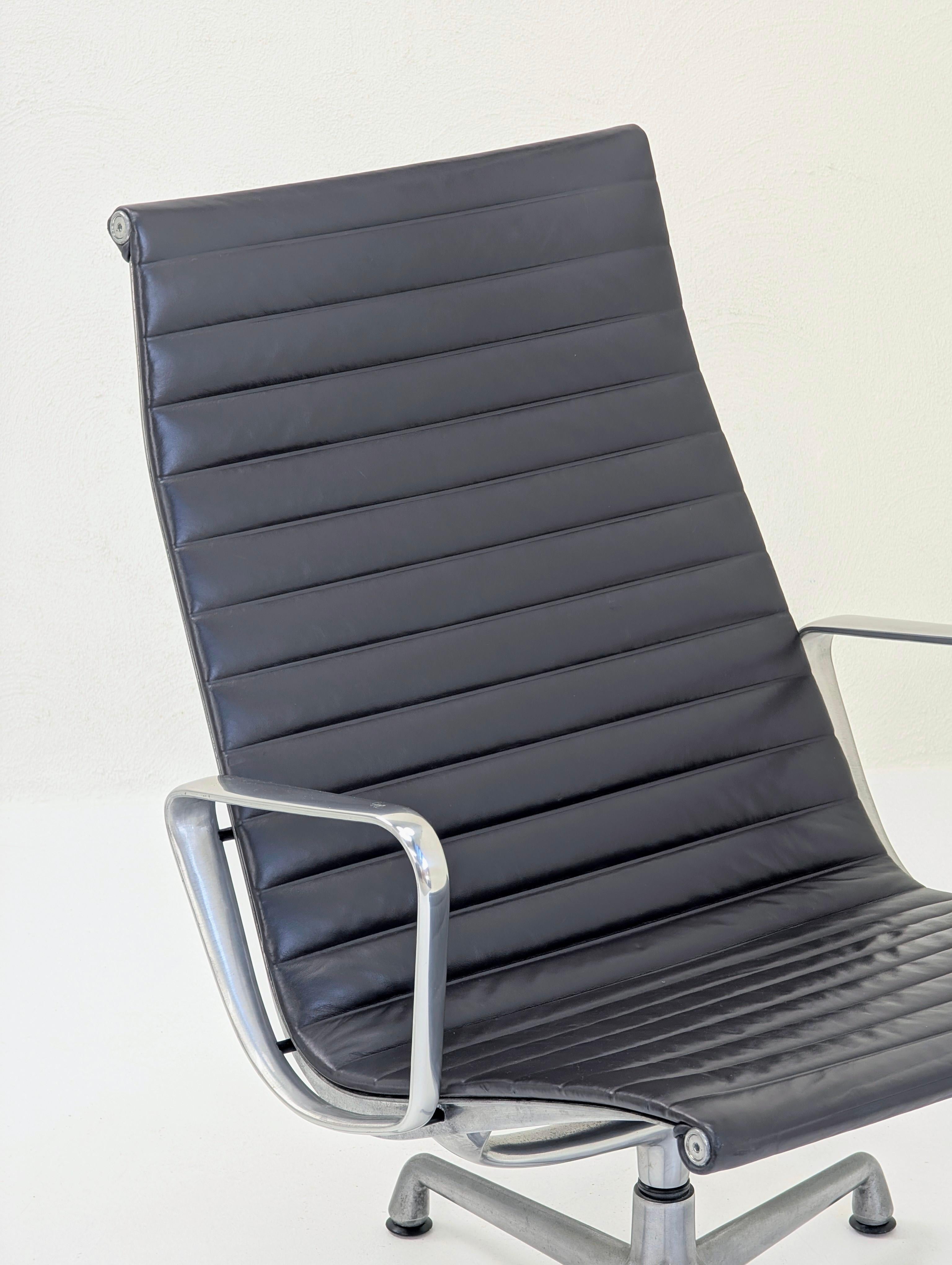 Pareja de tumbonas giratorias Herman Miller Eames de aluminio EA316 en venta 7