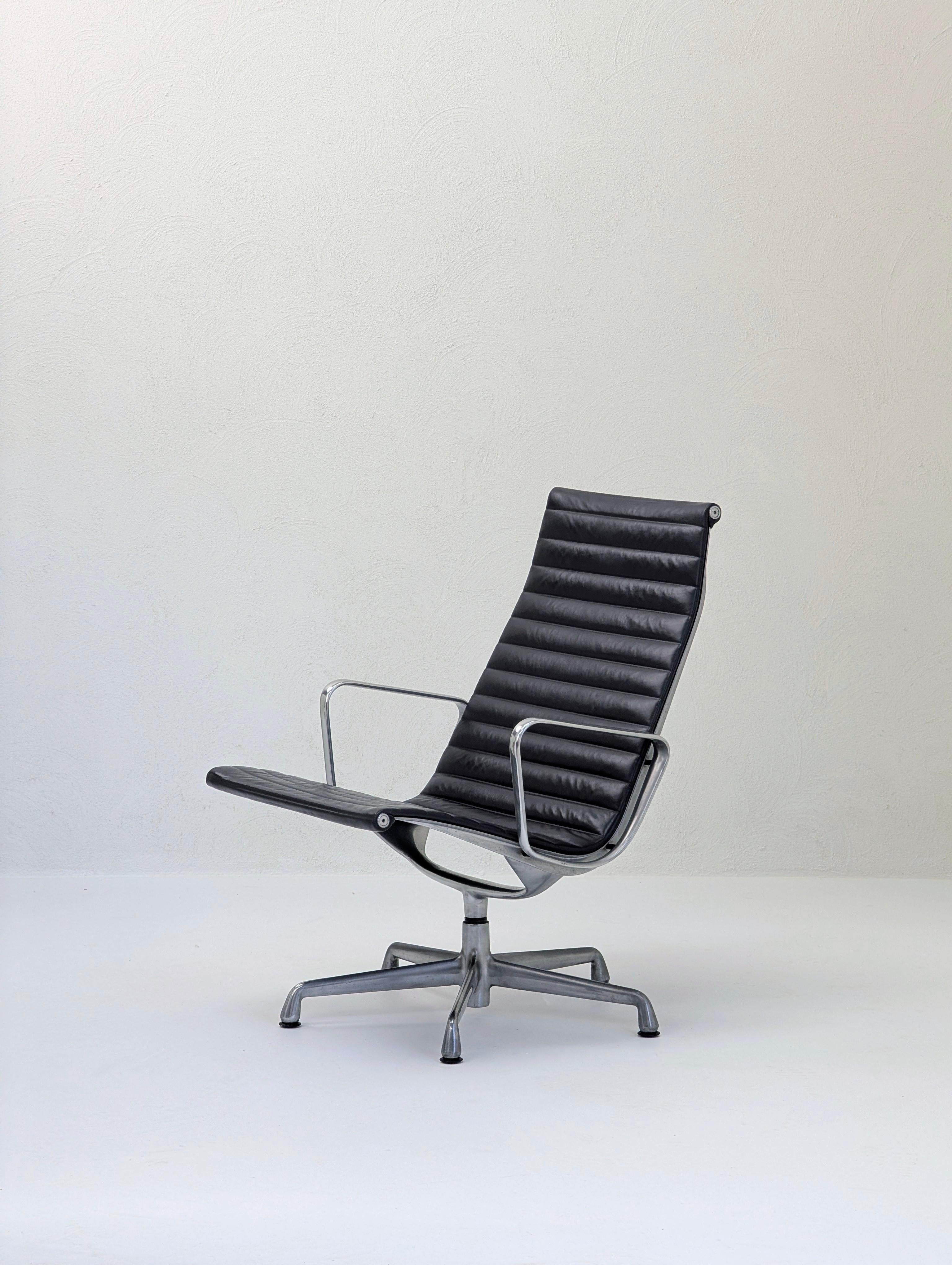Pareja de tumbonas giratorias Herman Miller Eames de aluminio EA316 en venta 9