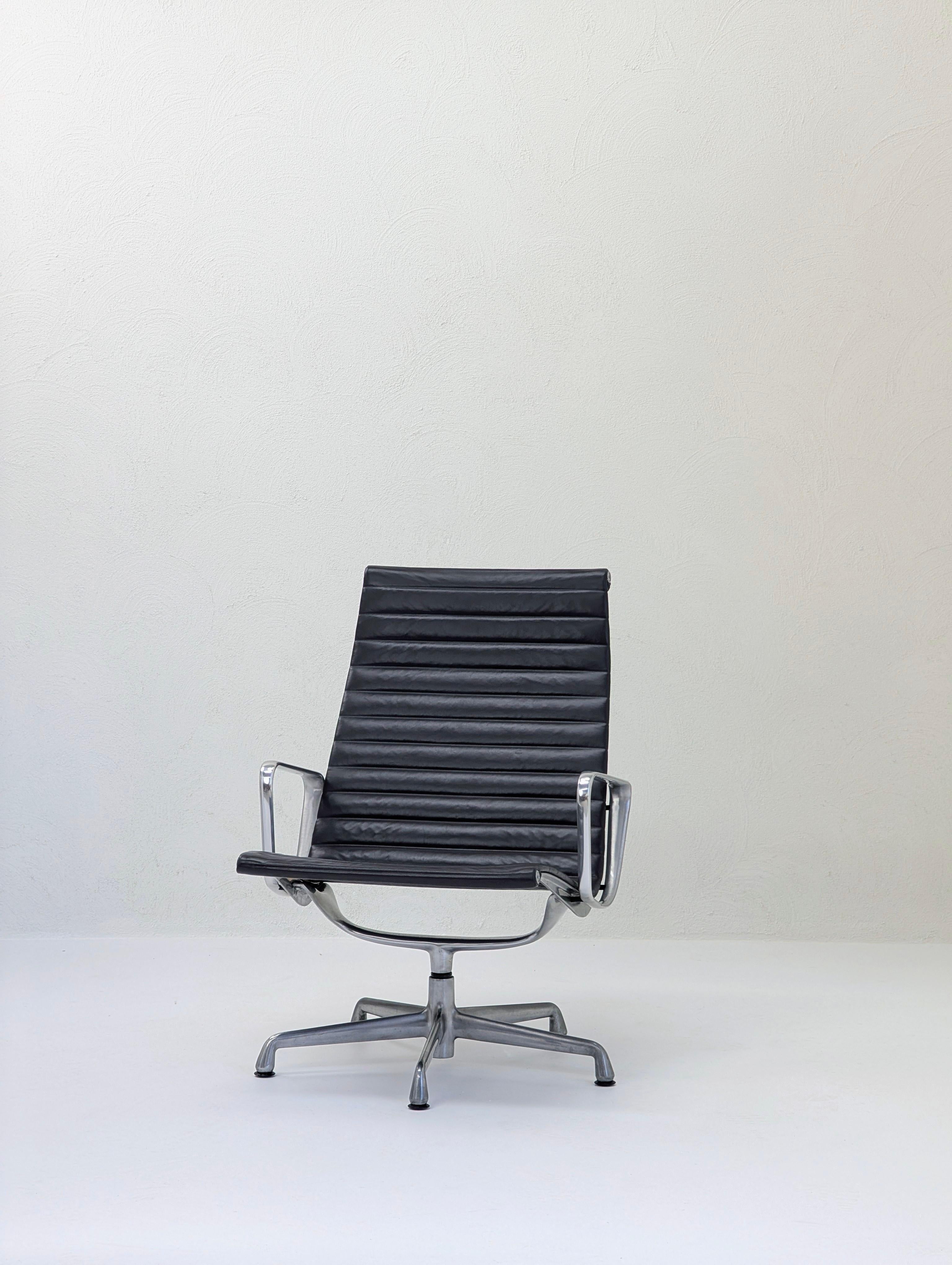 Silla Eames Aluminium Group EA316 Lounge Chair de Herman Miller, c. 1960.

Un juego de auténticos sillones de dirección Eames EA316 de Herman Miller, c. 1960. Diseñada por Charles and Ray Eames, esta silueta baja y acanalada es una obra maestra del