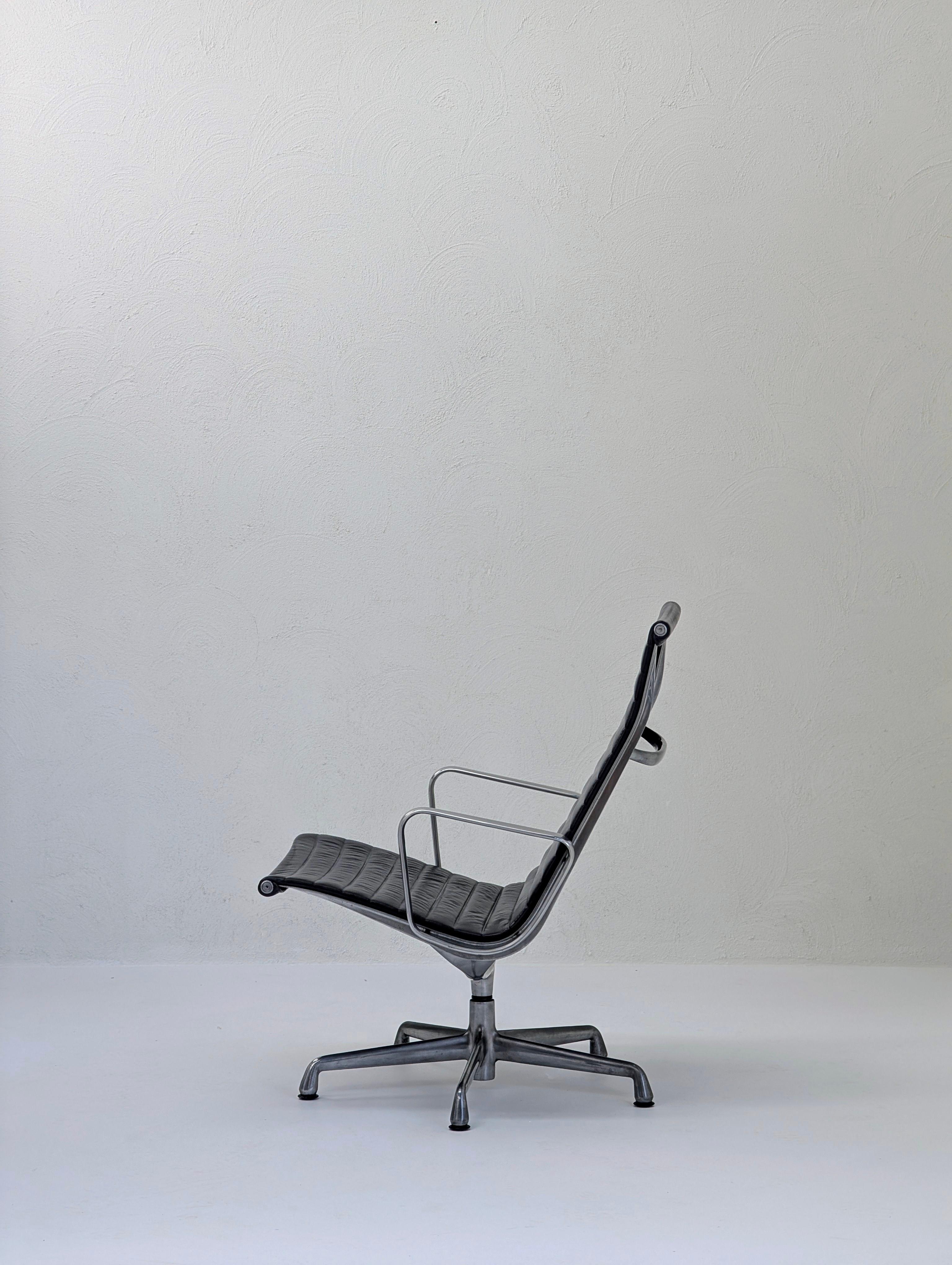 Pareja de tumbonas giratorias Herman Miller Eames de aluminio EA316 Moderno de mediados de siglo en venta
