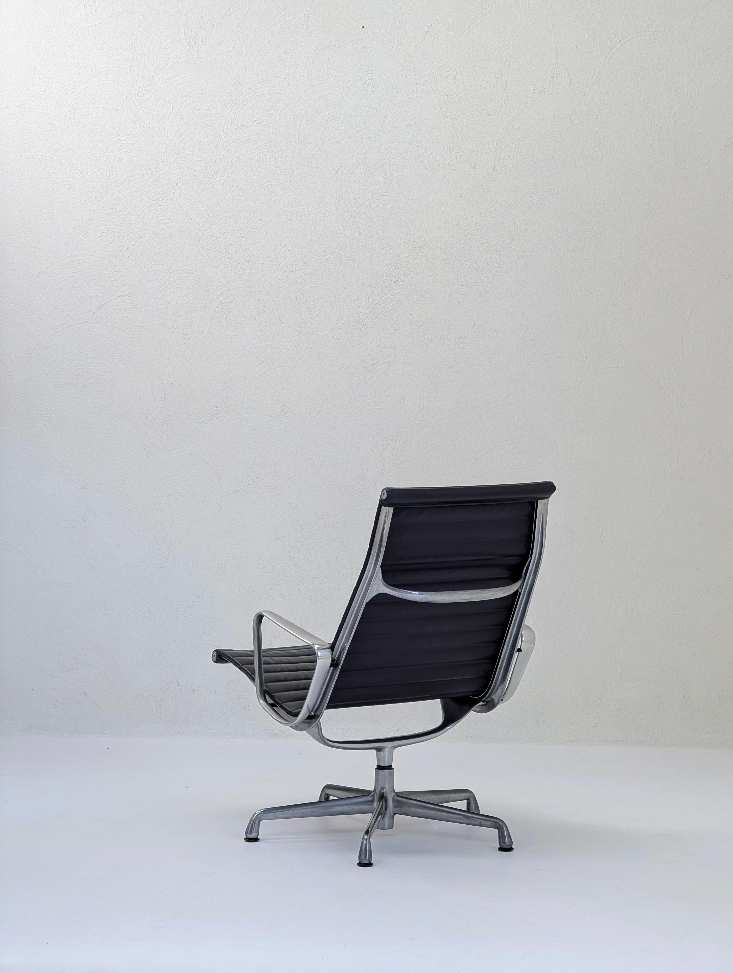 Pareja de tumbonas giratorias Herman Miller Eames de aluminio EA316 Estadounidense en venta