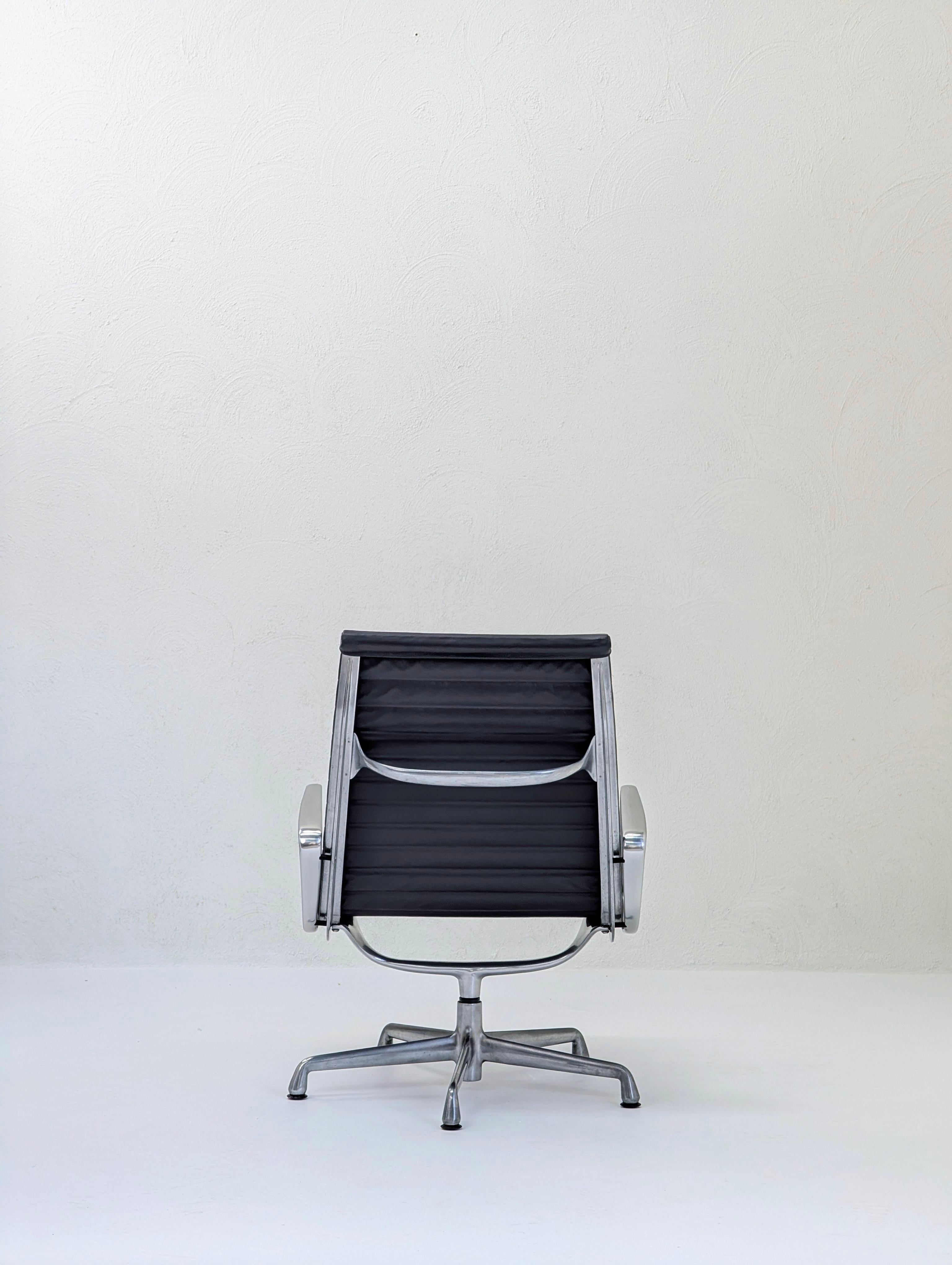 Pareja de tumbonas giratorias Herman Miller Eames de aluminio EA316 en Bueno estado para la venta en TORQUAY, AU
