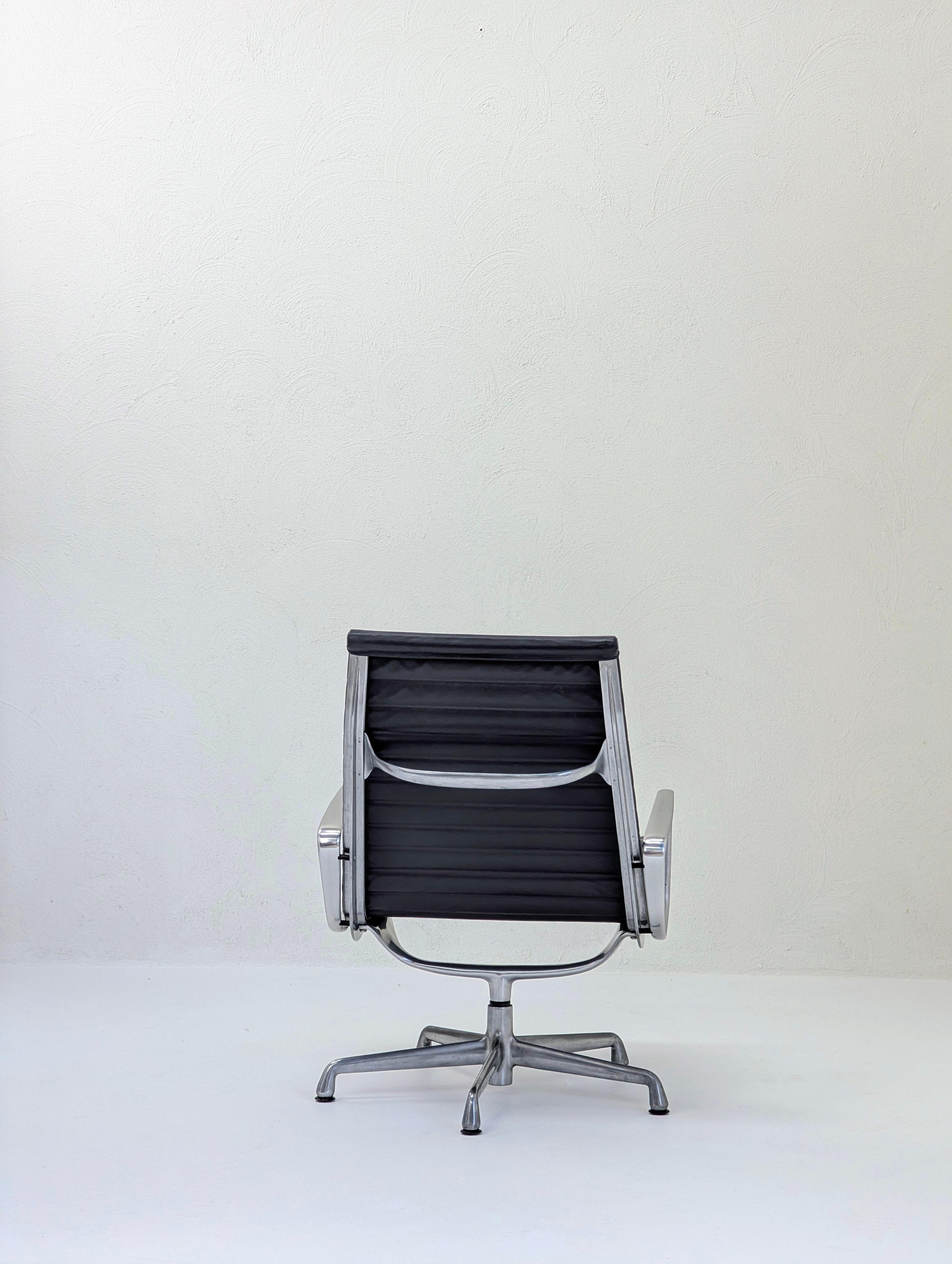 Pareja de tumbonas giratorias Herman Miller Eames de aluminio EA316 mediados del siglo XX en venta