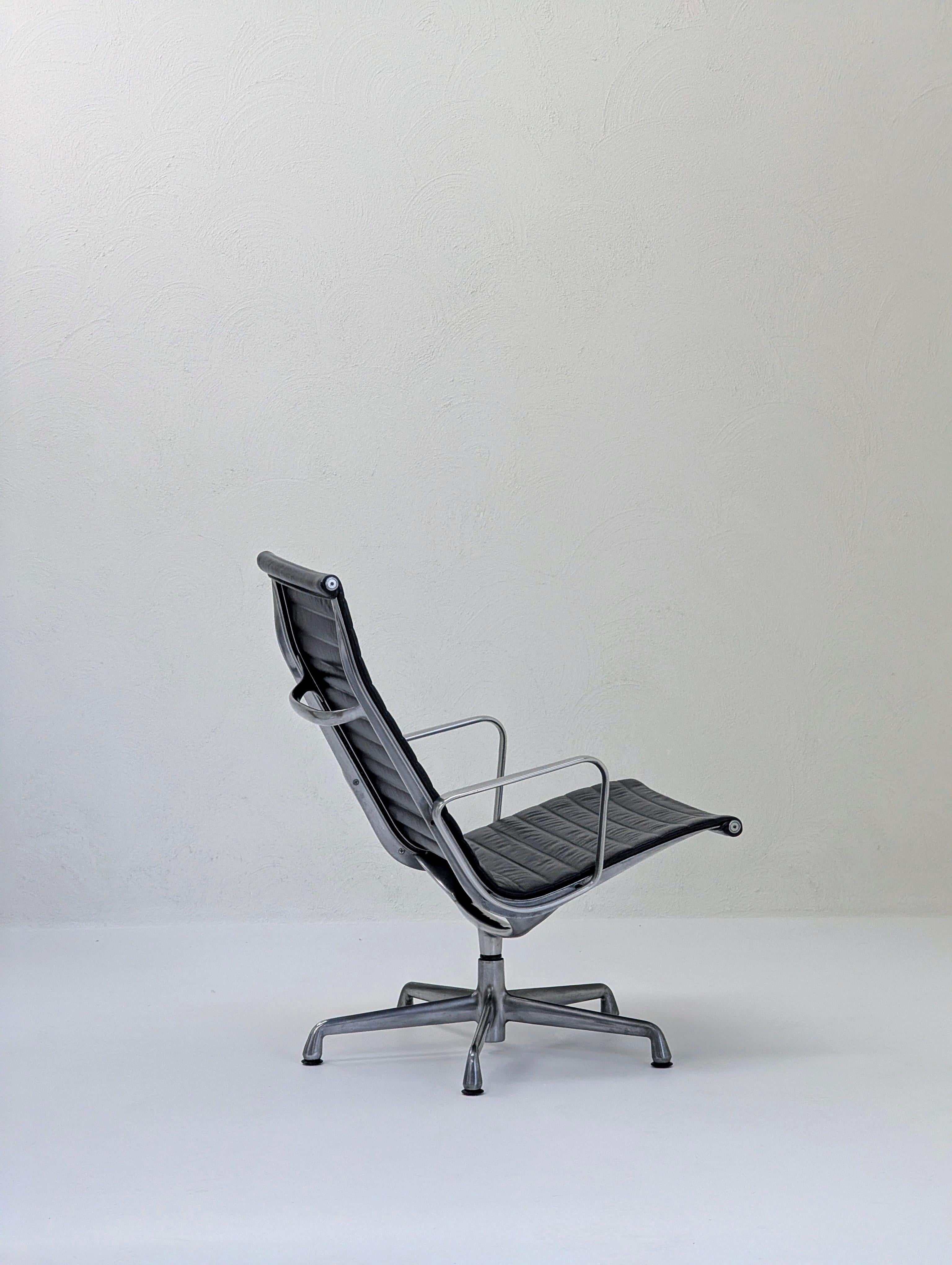 Pareja de tumbonas giratorias Herman Miller Eames de aluminio EA316 Aluminio en venta