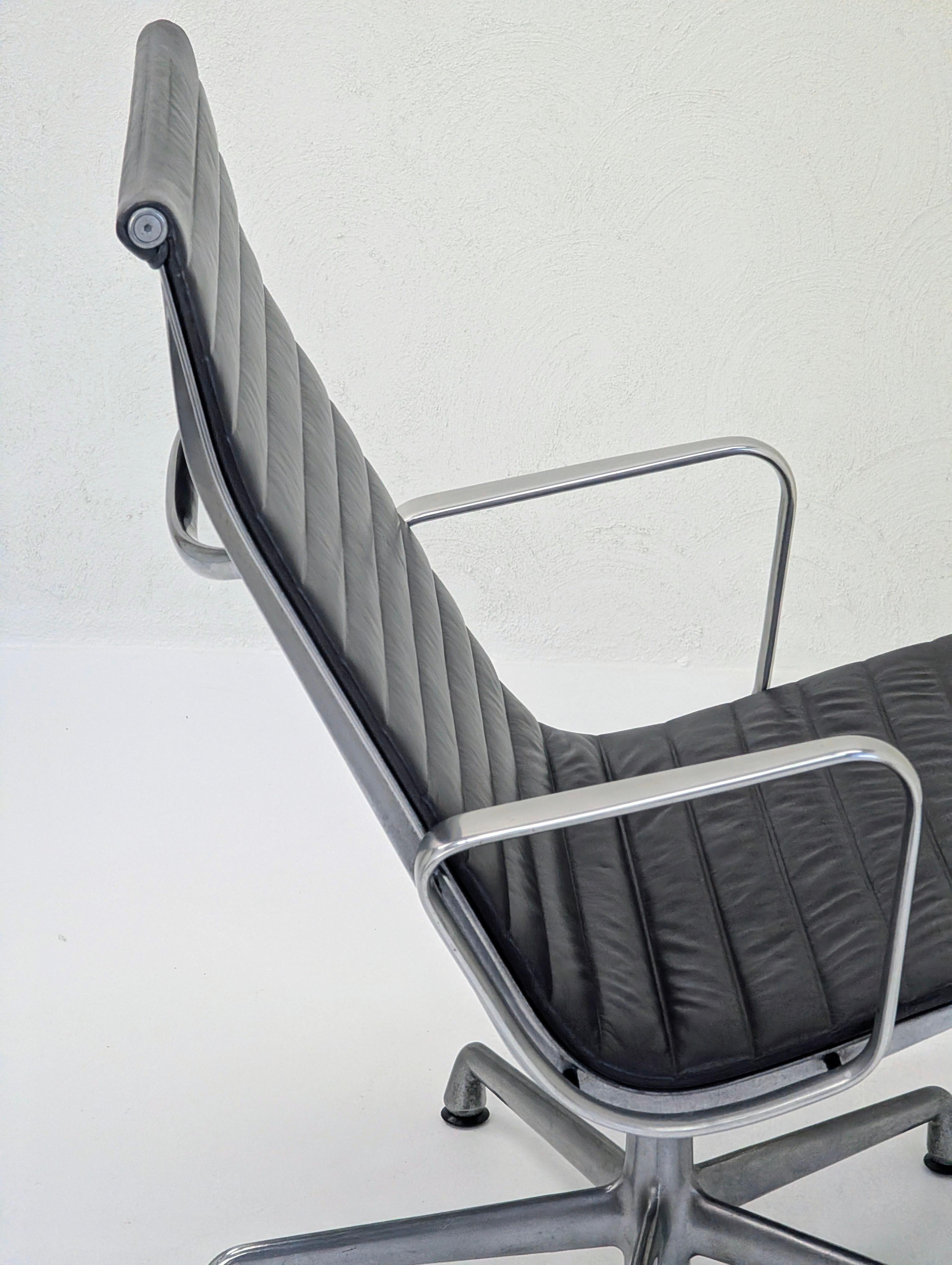 Pareja de tumbonas giratorias Herman Miller Eames de aluminio EA316 en venta 1