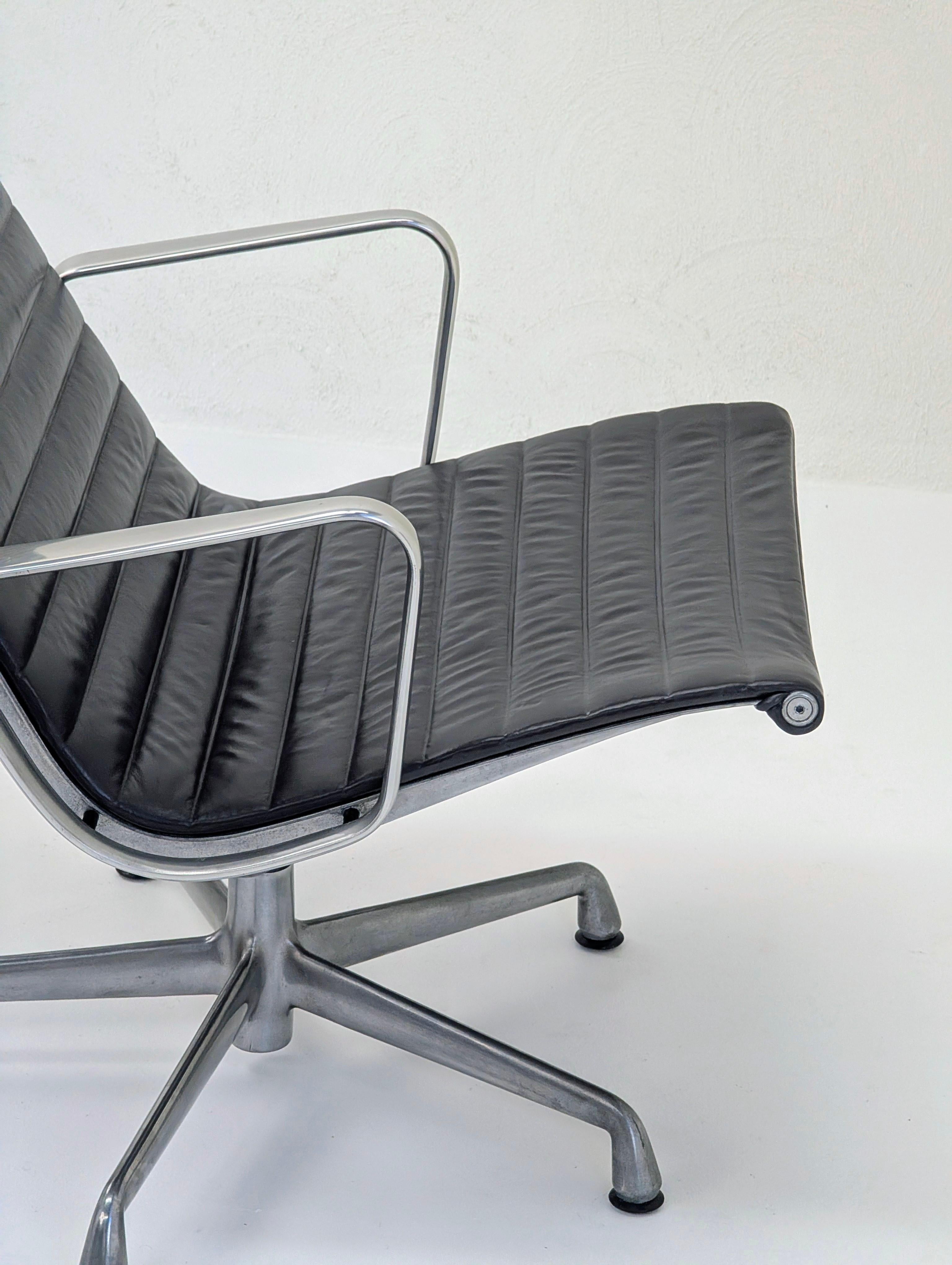 Pareja de tumbonas giratorias Herman Miller Eames de aluminio EA316 en venta 2