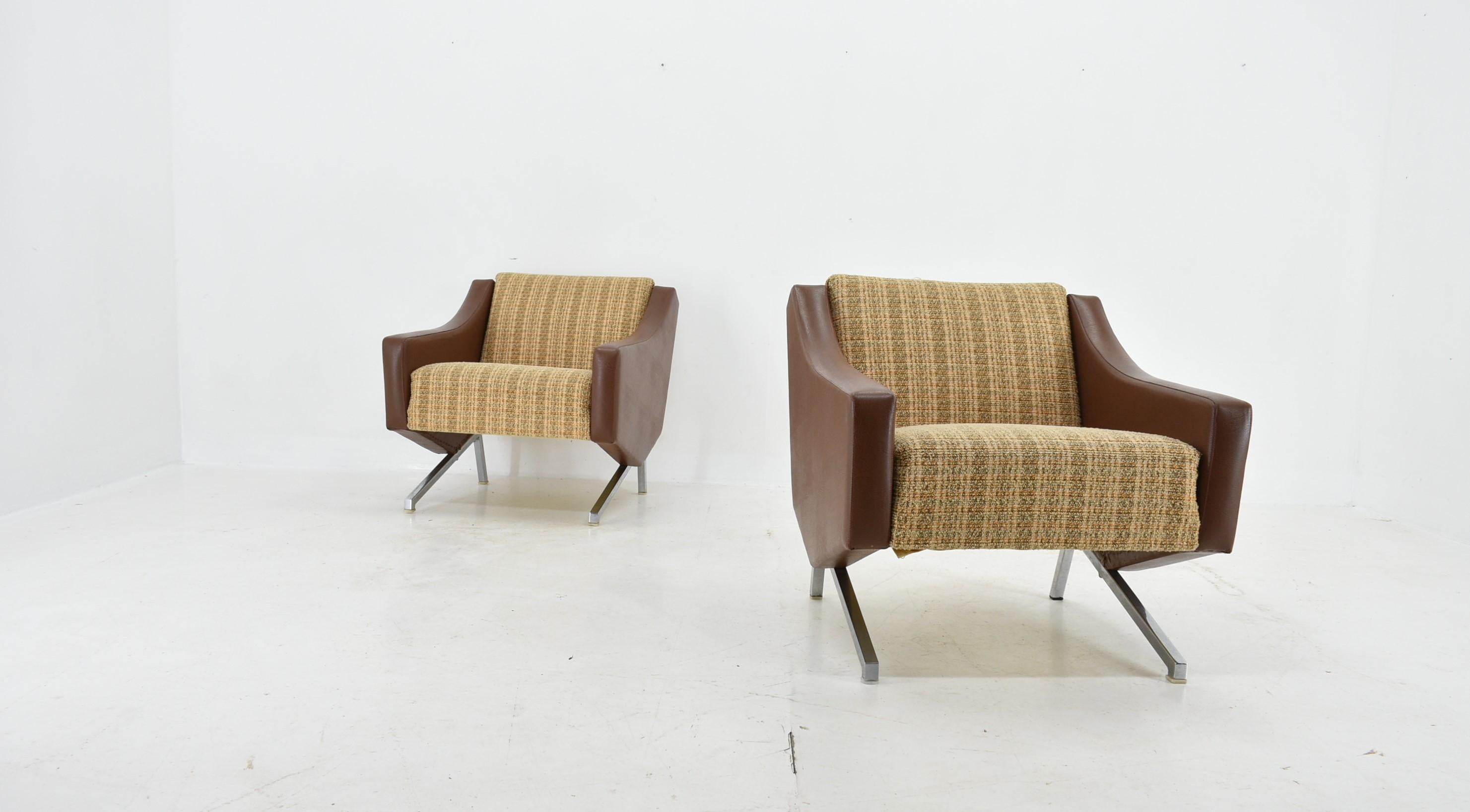 Mid-Century Modern 1960s Pair of Italian Armchairs For Sale