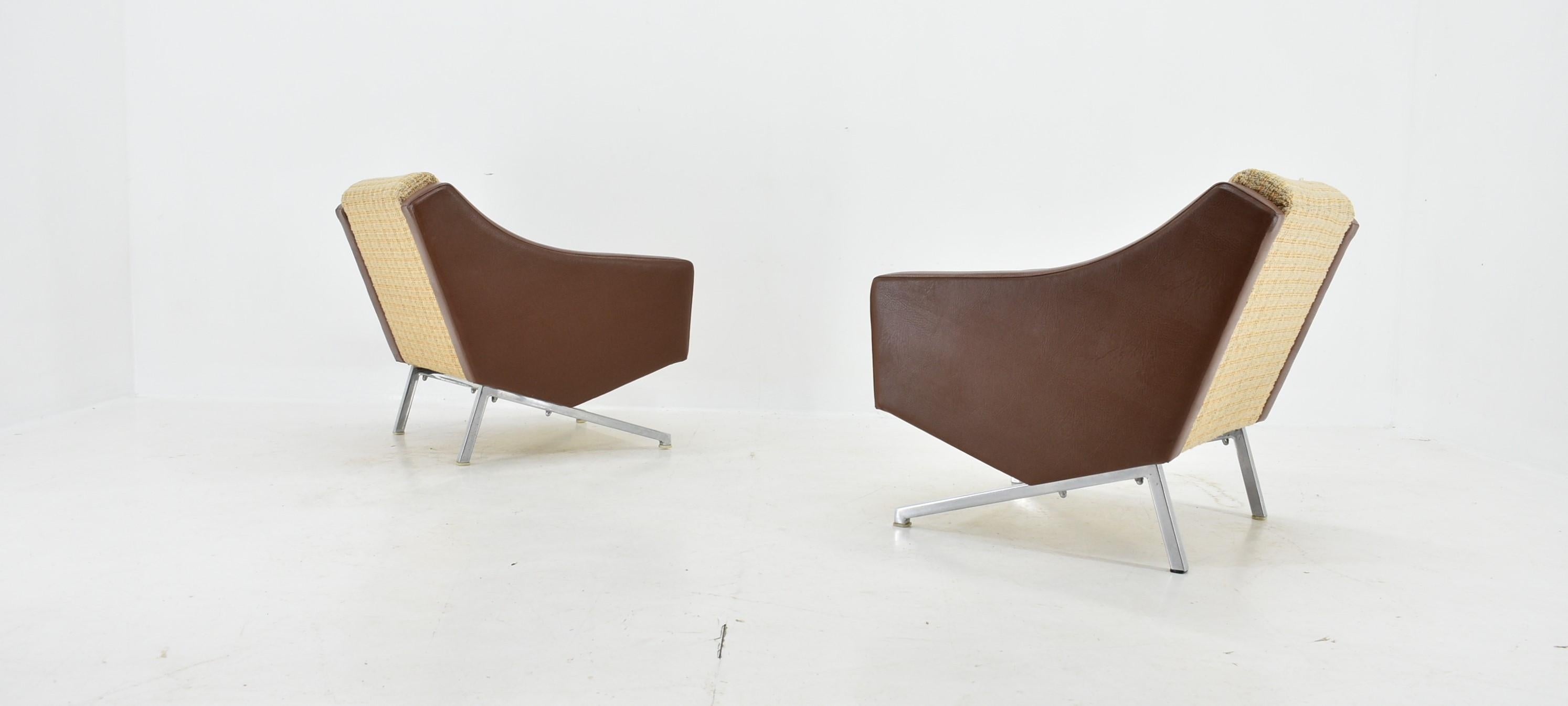 1960er Jahre Ein Paar italienische Sessel (Stoff) im Angebot