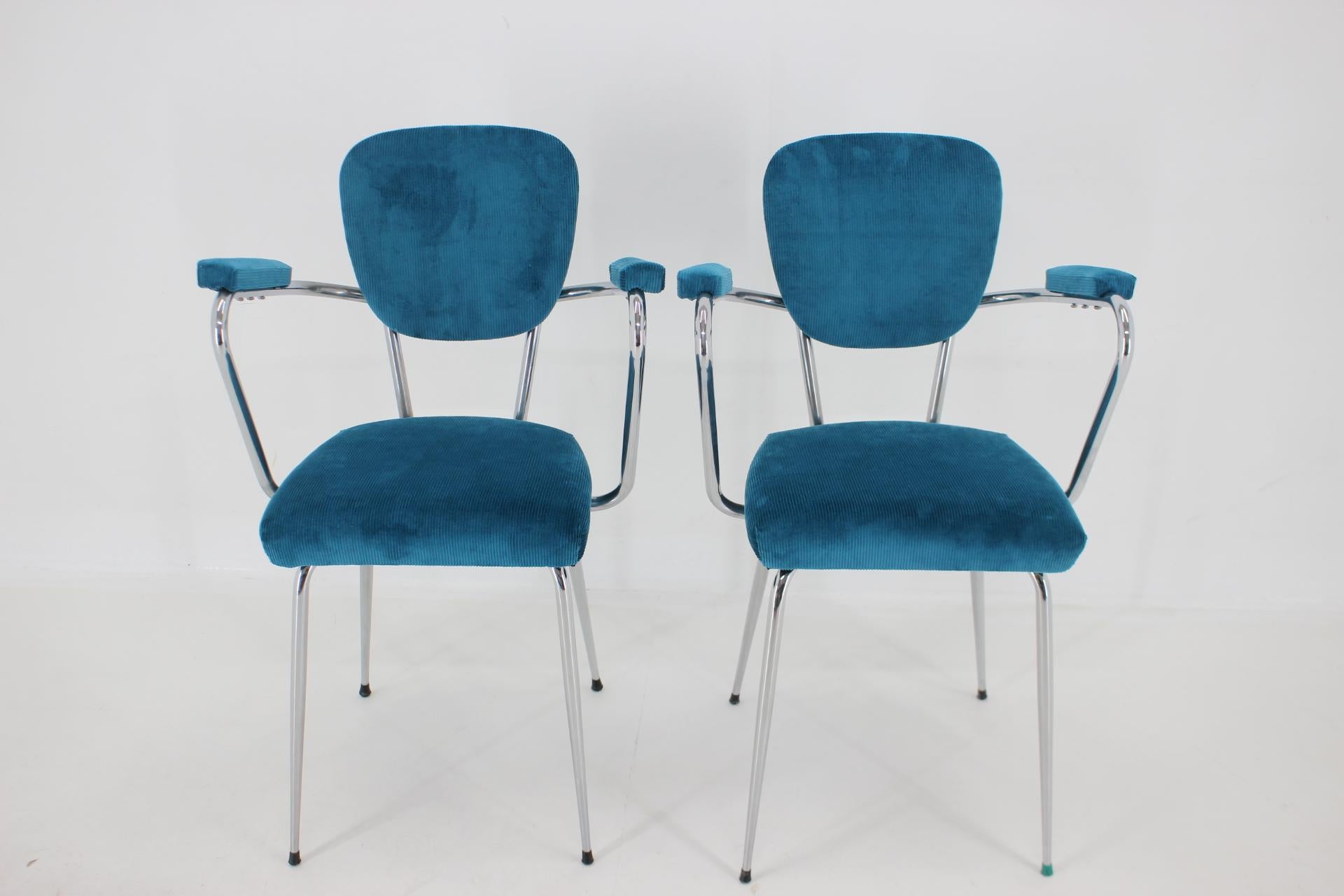 1960s Pair of Italian Armchairs in Corduroy In Good Condition For Sale In Praha, CZ