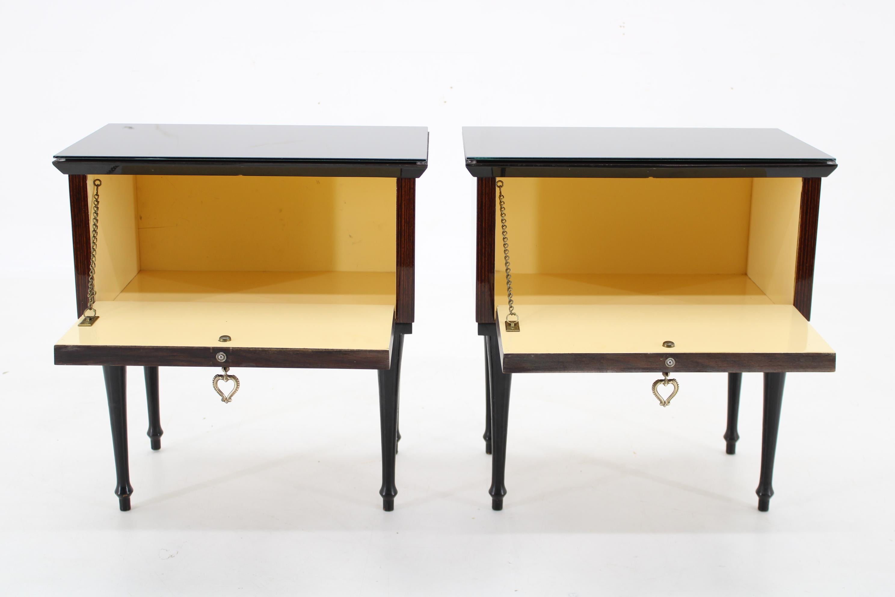 Mid-Century Modern 1960s Pair of Italian Bedside Tables  For Sale